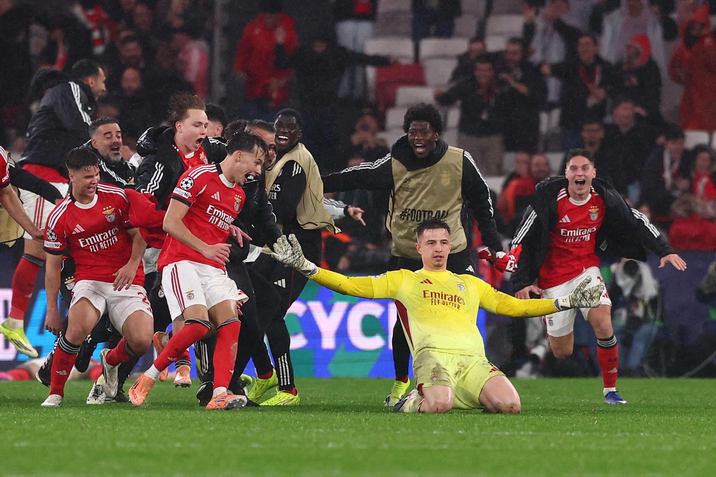 Soccer Football - UEFA Champions League - Benfica v Real Madrid - Estadio da Luz, Lisbon, Portugal - January 28, 2026 Benfica's Anatoliy Trubin celebrates scoring their fourth goal with teammates REUTERS/Pedro Nunes