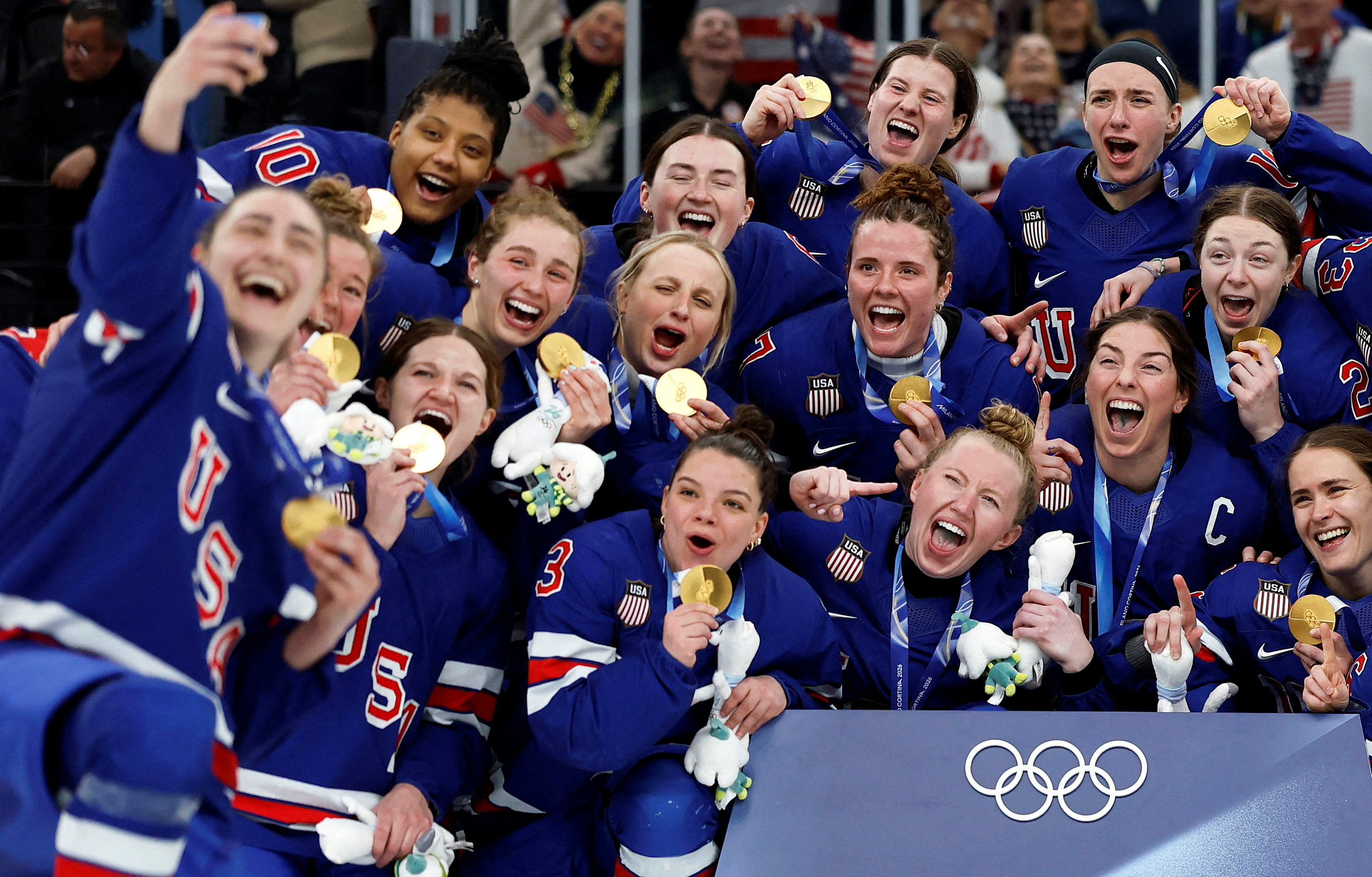 Milano Cortina 2026 Olympics - Ice Hockey - Women's Victory Ceremony - Milano Santagiulia Ice Hockey Arena, Milan, Italy - February 19, 2026. Gold medallists United States pose for a team group photo during the victory ceremony  REUTERS/David W Cerny