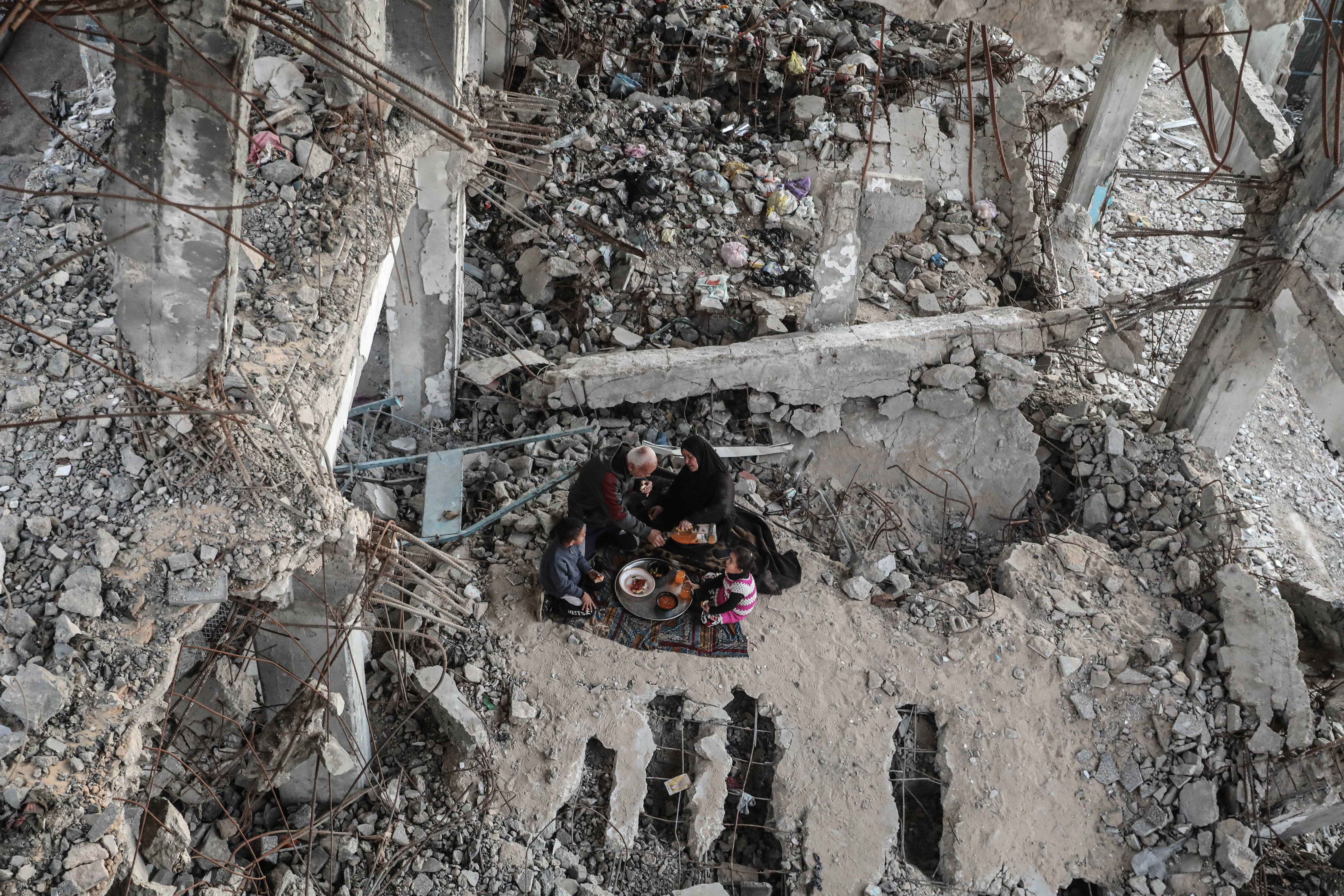 GAZA - 25. FEBRUAR: Palestinska porodica Nasir prekida post iftarom usred ruševina škole Abu Hilwe u izbjegličkom kampu Bureij u gradu Gazi. ( Moiz Salhi - Anadolu Agency )