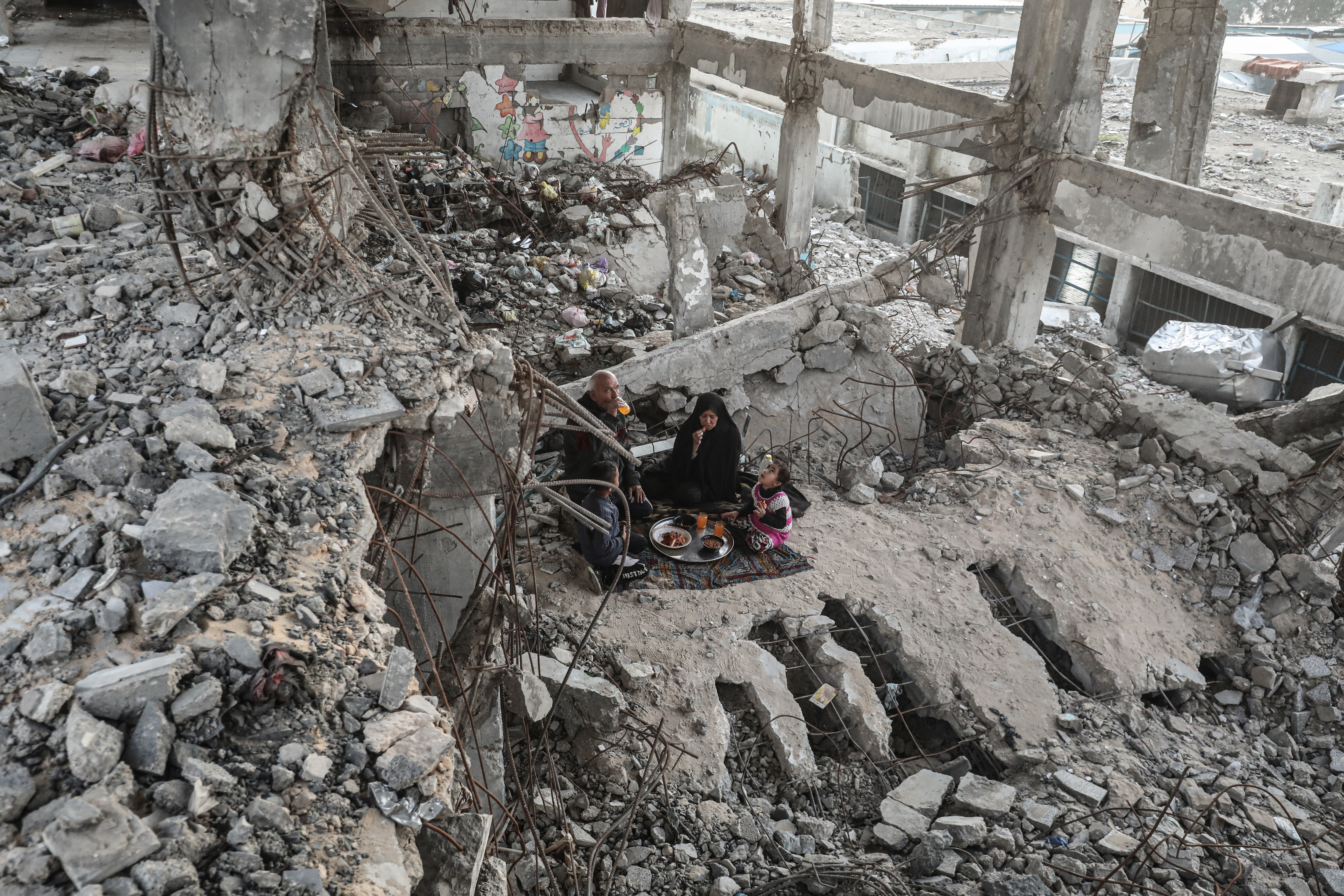 GAZA - 25. FEBRUAR: Palestinska porodica Nasir prekida post iftarom usred ruševina škole Abu Hilwe u izbjegličkom kampu Bureij u gradu Gazi. ( Moiz Salhi - Anadolu Agency )