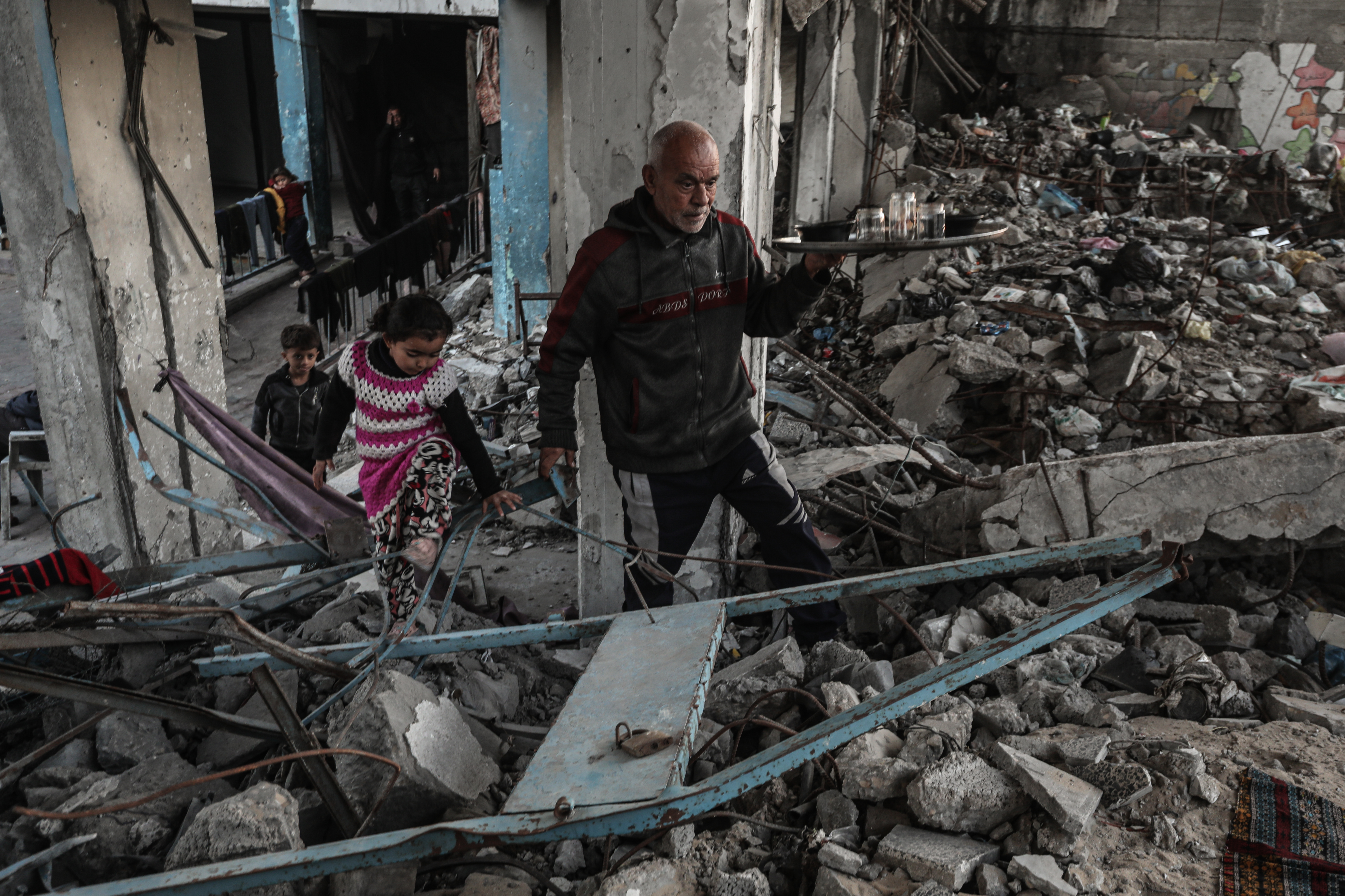 GAZA - 25. FEBRUAR: Palestinska porodica Nasir prekida post iftarom usred ruševina škole Abu Hilwe u izbjegličkom kampu Bureij u gradu Gazi. ( Moiz Salhi - Anadolu Agency )