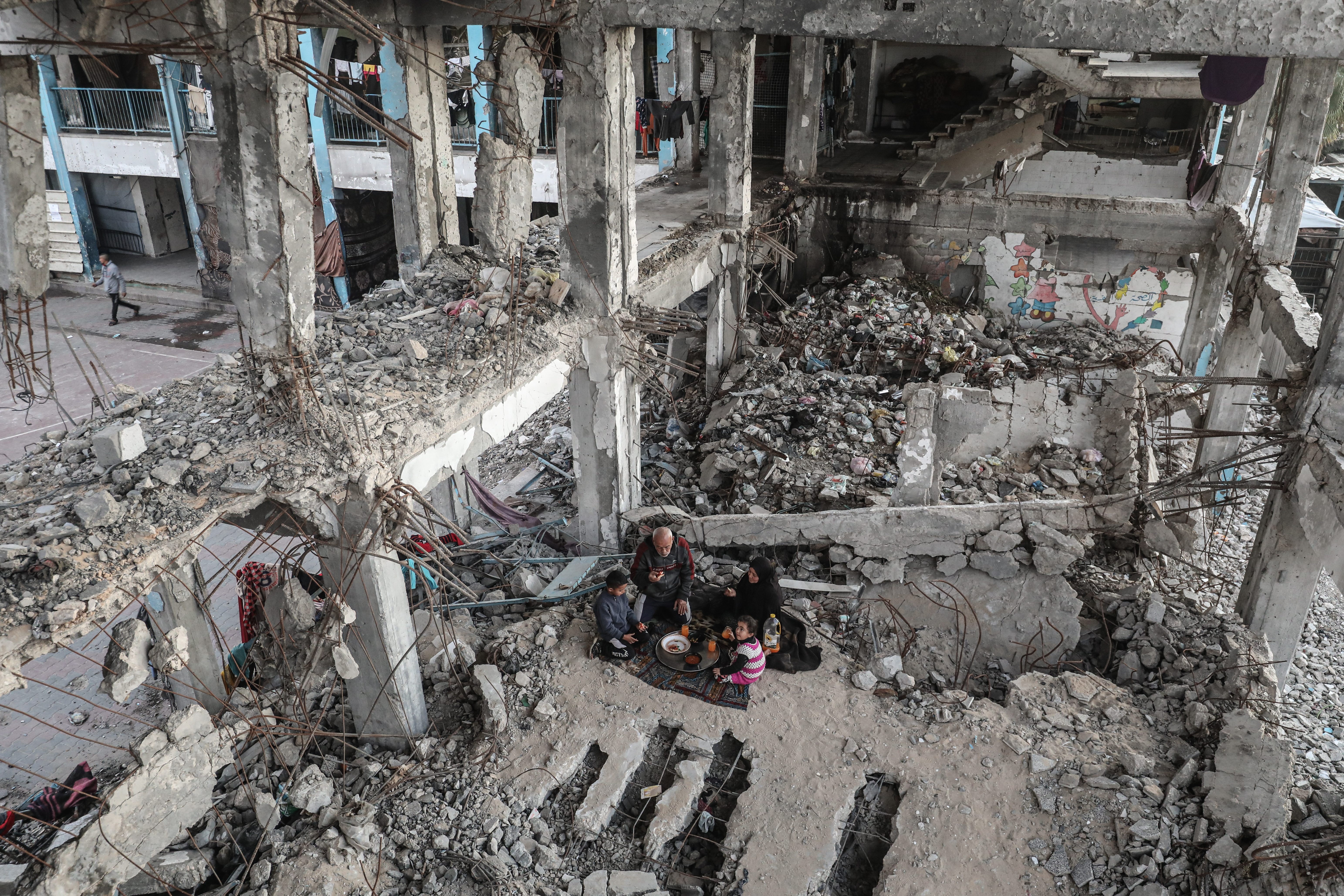 GAZA - 25. FEBRUAR: Palestinska porodica Nasir prekida post iftarom usred ruševina škole Abu Hilwe u izbjegličkom kampu Bureij u gradu Gazi. ( Moiz Salhi - Anadolu Agency )