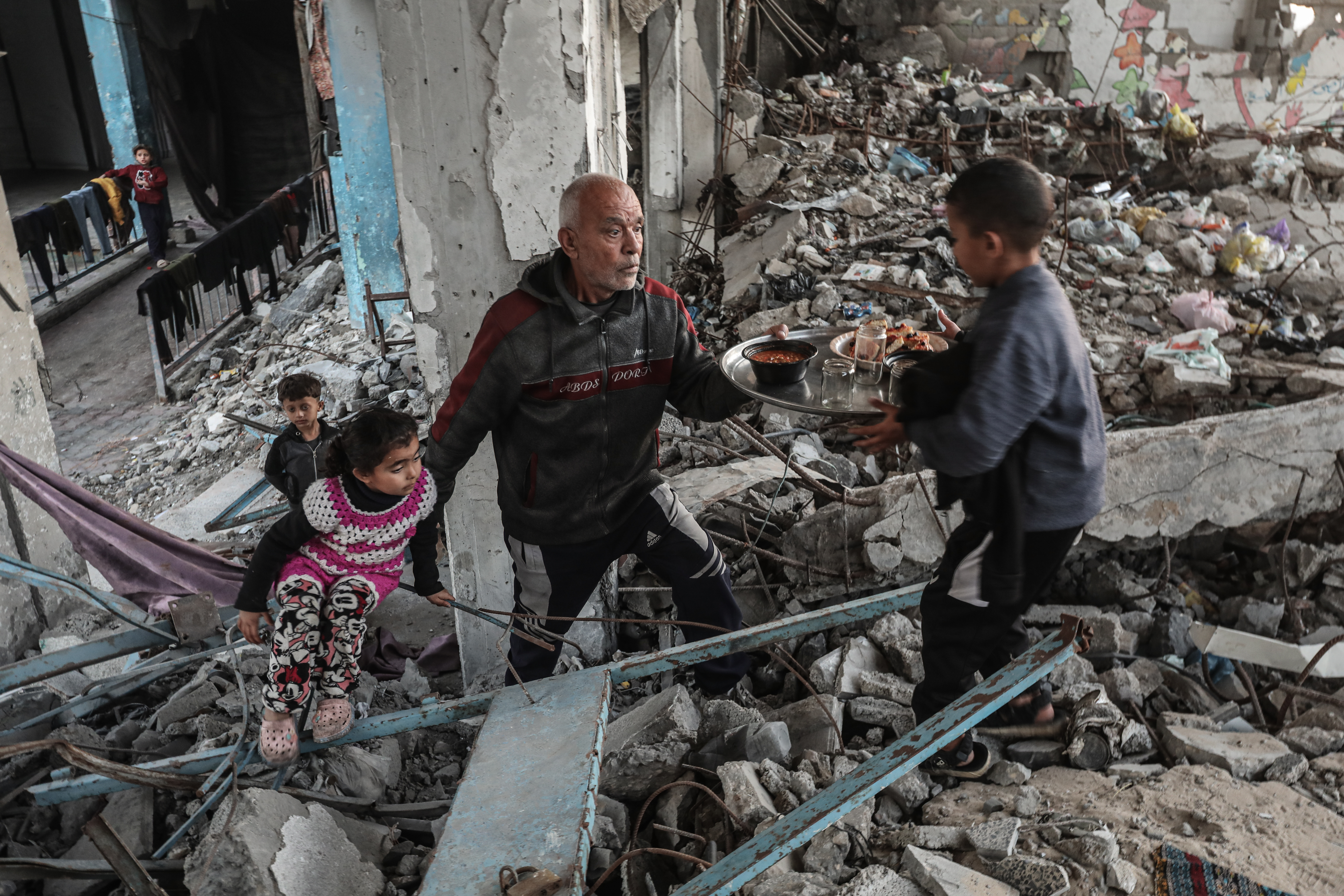 GAZA - 25. FEBRUAR: Palestinska porodica Nasir prekida post iftarom usred ruševina škole Abu Hilwe u izbjegličkom kampu Bureij u gradu Gazi. ( Moiz Salhi - Anadolu Agency )
