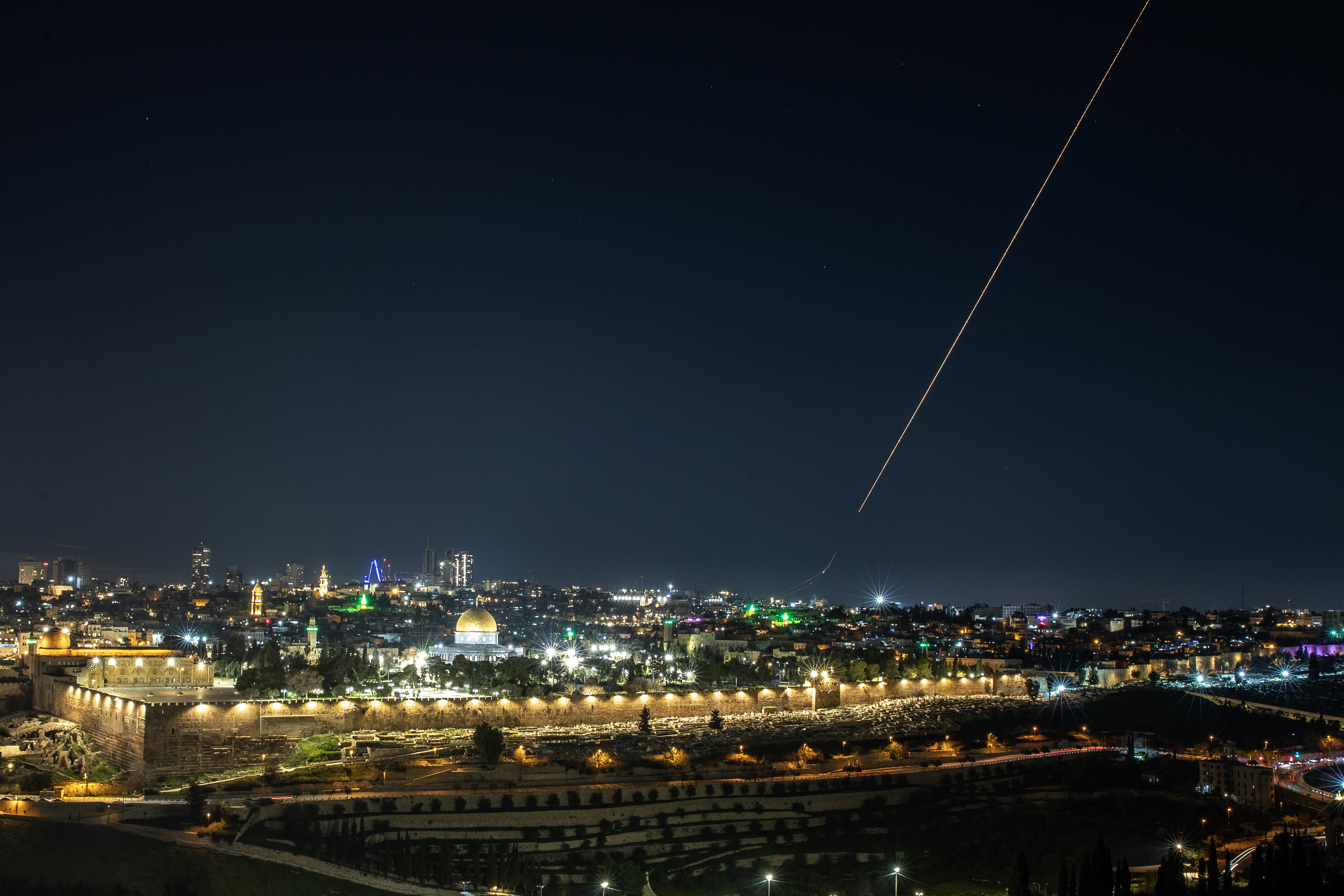 JERUSALEM - 28. FEBRUAR: Raketa lansirana iz Irana vidljiva je na nebu iznad Jerusalema dok se iranski raketni napadi, kao odmazda za američko-izraelske udare, nastavljaju 28. februara 2026. ( Mostafa Alkharouf - Anadolu Agency )