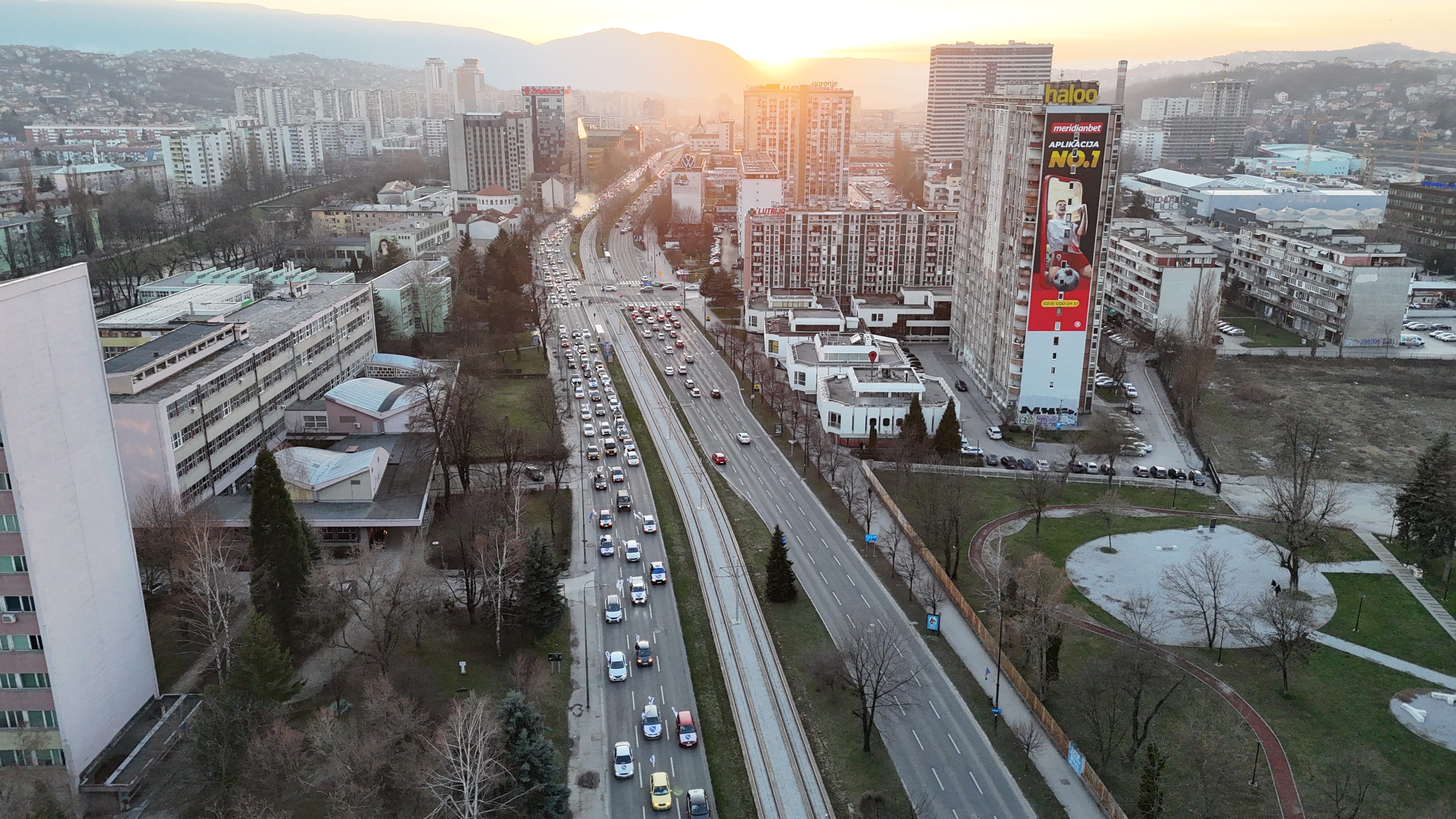 Sarajevo, BiH - 1. mart 2026. godine: Povodom 1. marta, Dana nezavisnosti BiH na ulicama glavnog grada organizovan je tradicionalni “Defile ljiljana” vozilima kroz grad.   ( Denis Zuberi - Anadolu Agency )