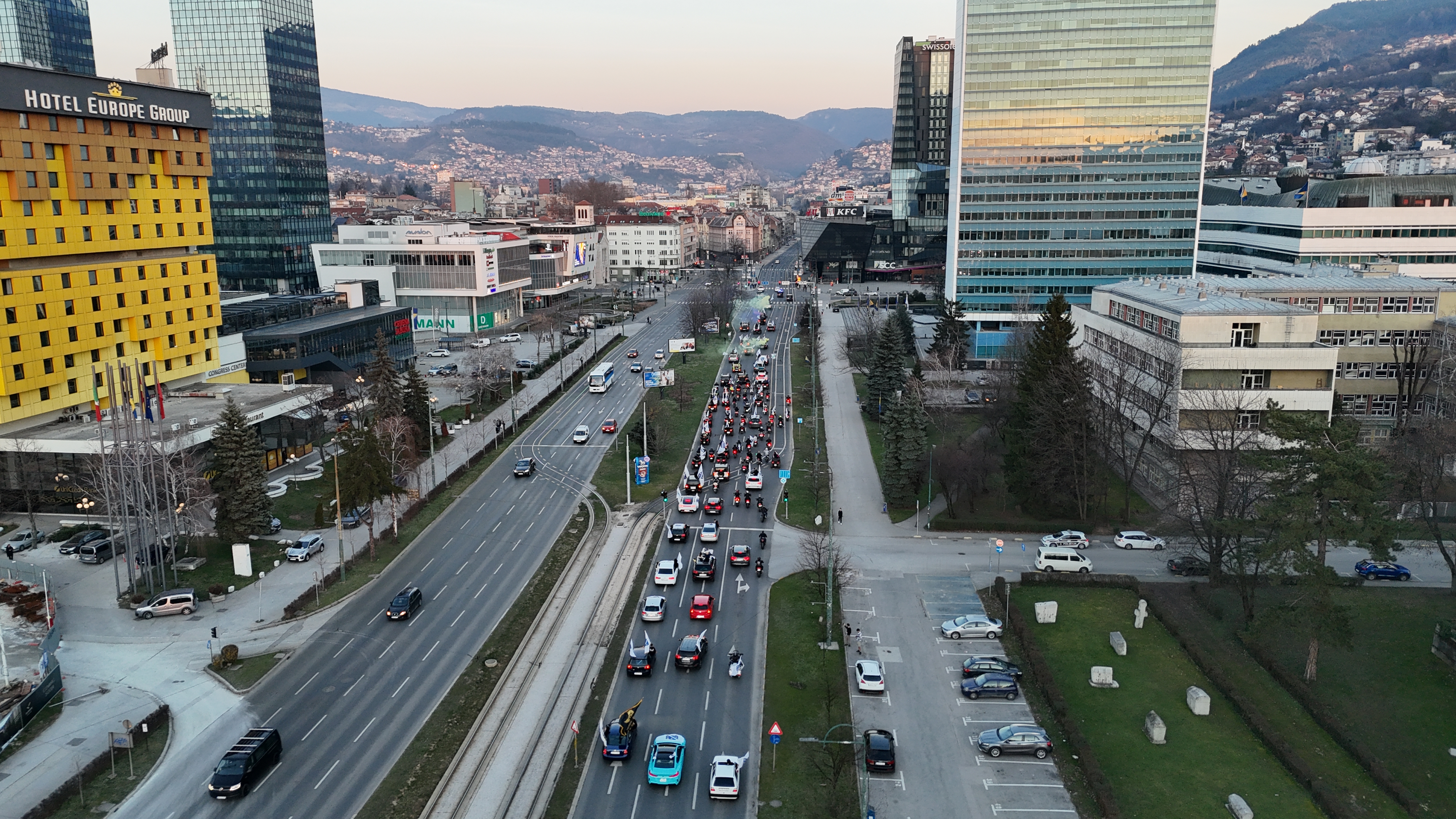 Sarajevo, BiH - 1. mart 2026. godine: Povodom 1. marta, Dana nezavisnosti BiH na ulicama glavnog grada organizovan je tradicionalni “Defile ljiljana” vozilima kroz grad.   ( Denis Zuberi - Anadolu Agency )