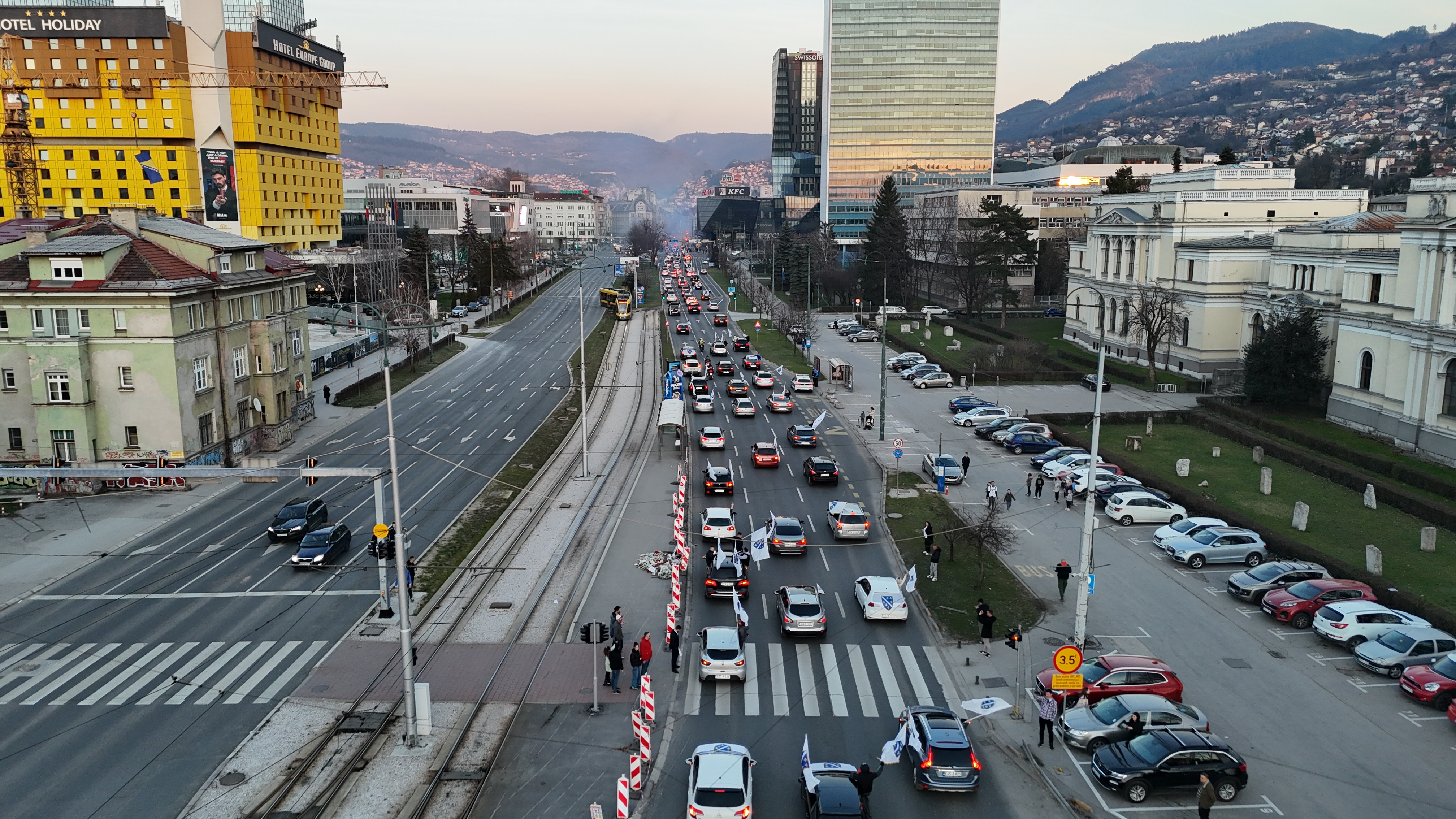 Sarajevo, BiH - 1. mart 2026. godine: Povodom 1. marta, Dana nezavisnosti BiH na ulicama glavnog grada organizovan je tradicionalni “Defile ljiljana” vozilima kroz grad. ( Denis Zuberi - Anadolu Agency )
