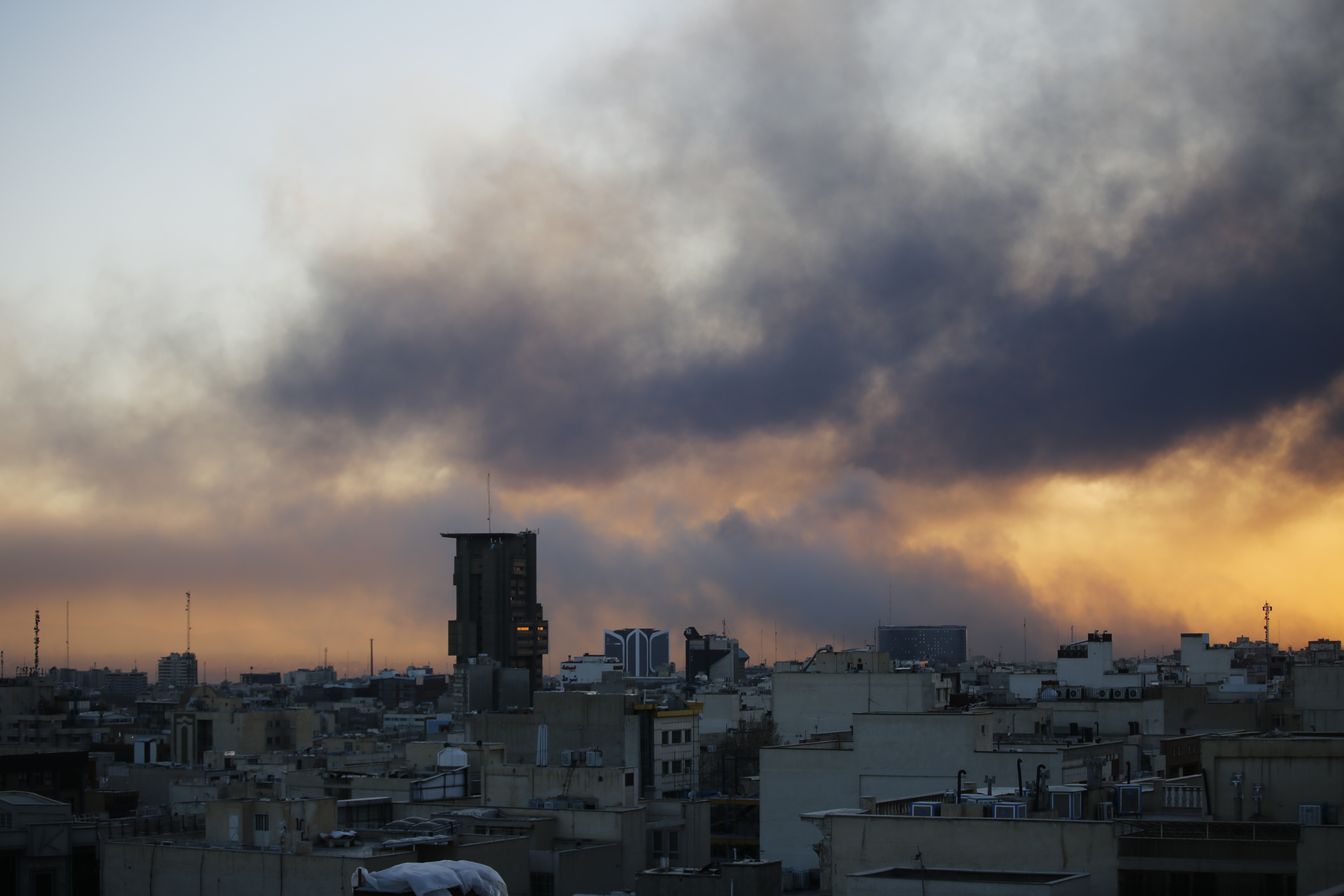 TEHERAN, IRAN - 3. MART: Gusti dim se diže nad zapadnim dijelovima Teherana nakon nastavka američkih i izraelskih napada na iransku prijestolnicu. ( Fatemeh Bahrami - Anadolu Agency )