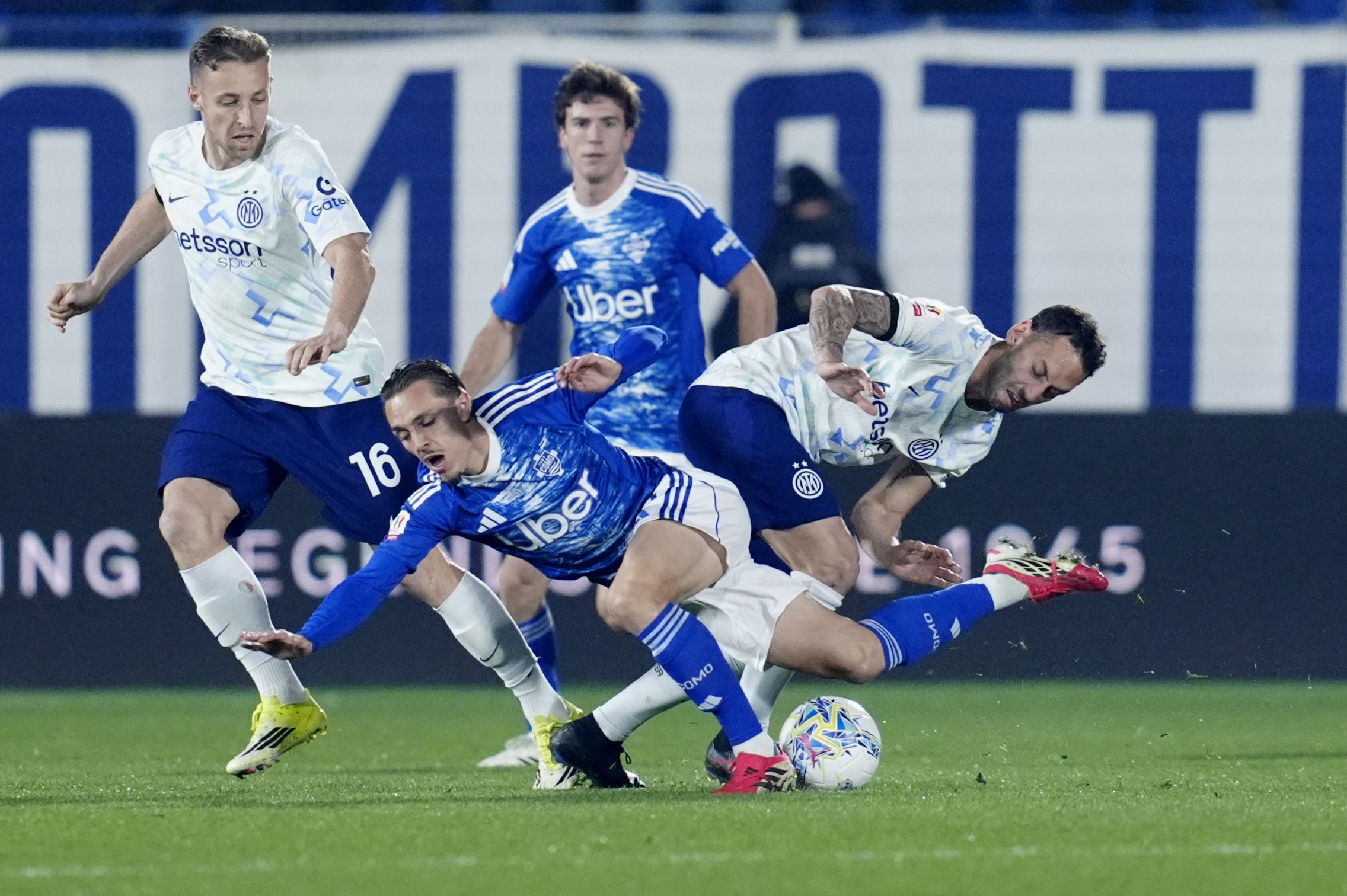 Soccer Football - Coppa Italia - Semi Final - First Leg - Como v Inter Milan - Stadio Giuseppe Sinigaglia, Como, Italy - March 3, 2026 Como's Maxence Caqueret in action with Inter Milan's Hakan Calhanoglu and Davide Frattesi REUTERS/Matteo Ciambelli