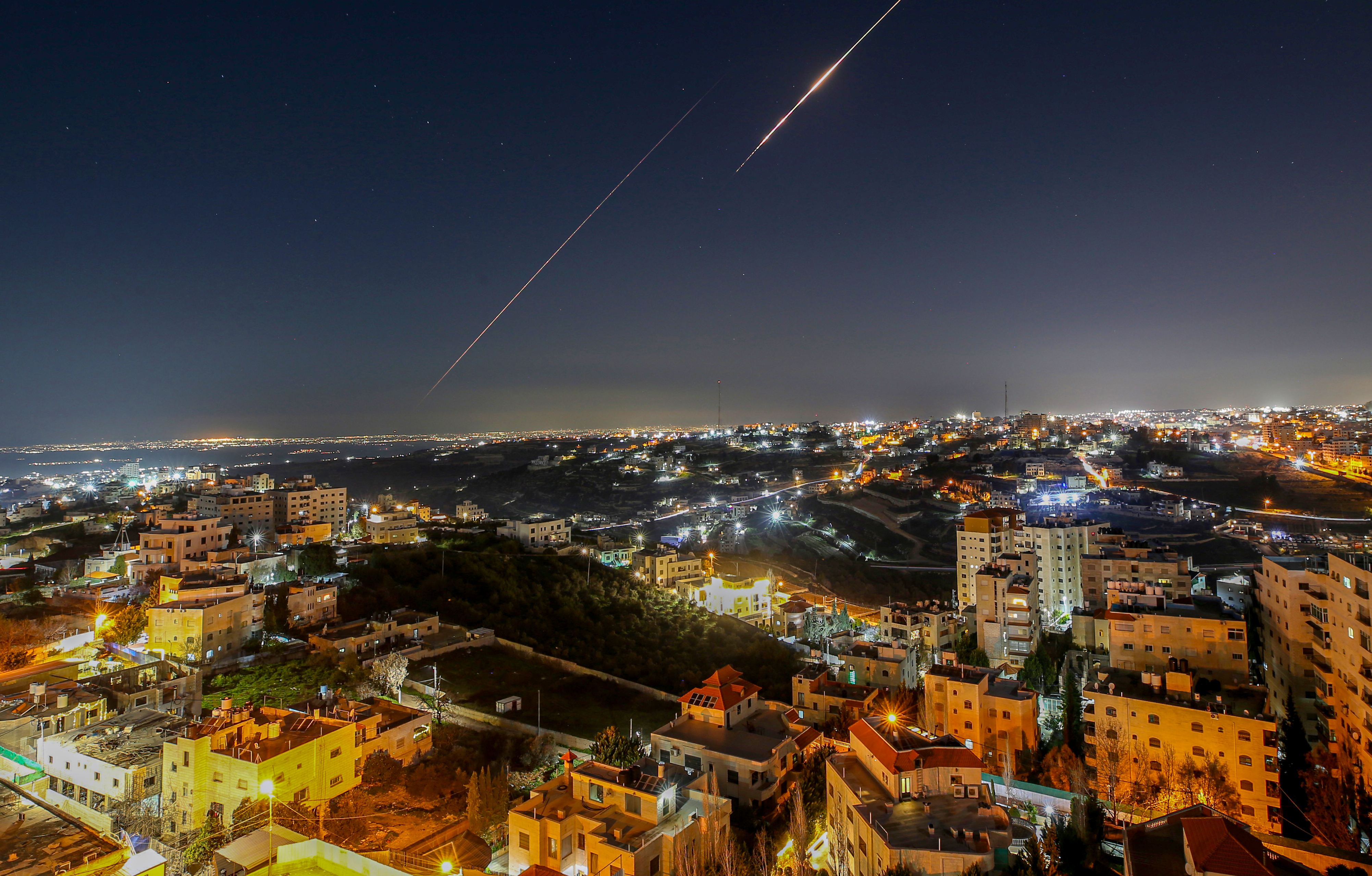 HEBRON, ZAPADNA OBALA - 5. MART: Rakete lansirane iz Irana prema Izraelu kao napad odmazde, snimljene iz Hebrona na Zapadnoj obali 5. marta 2026. godine. ( Wisam Hashlamoun - Anadolu Agency )