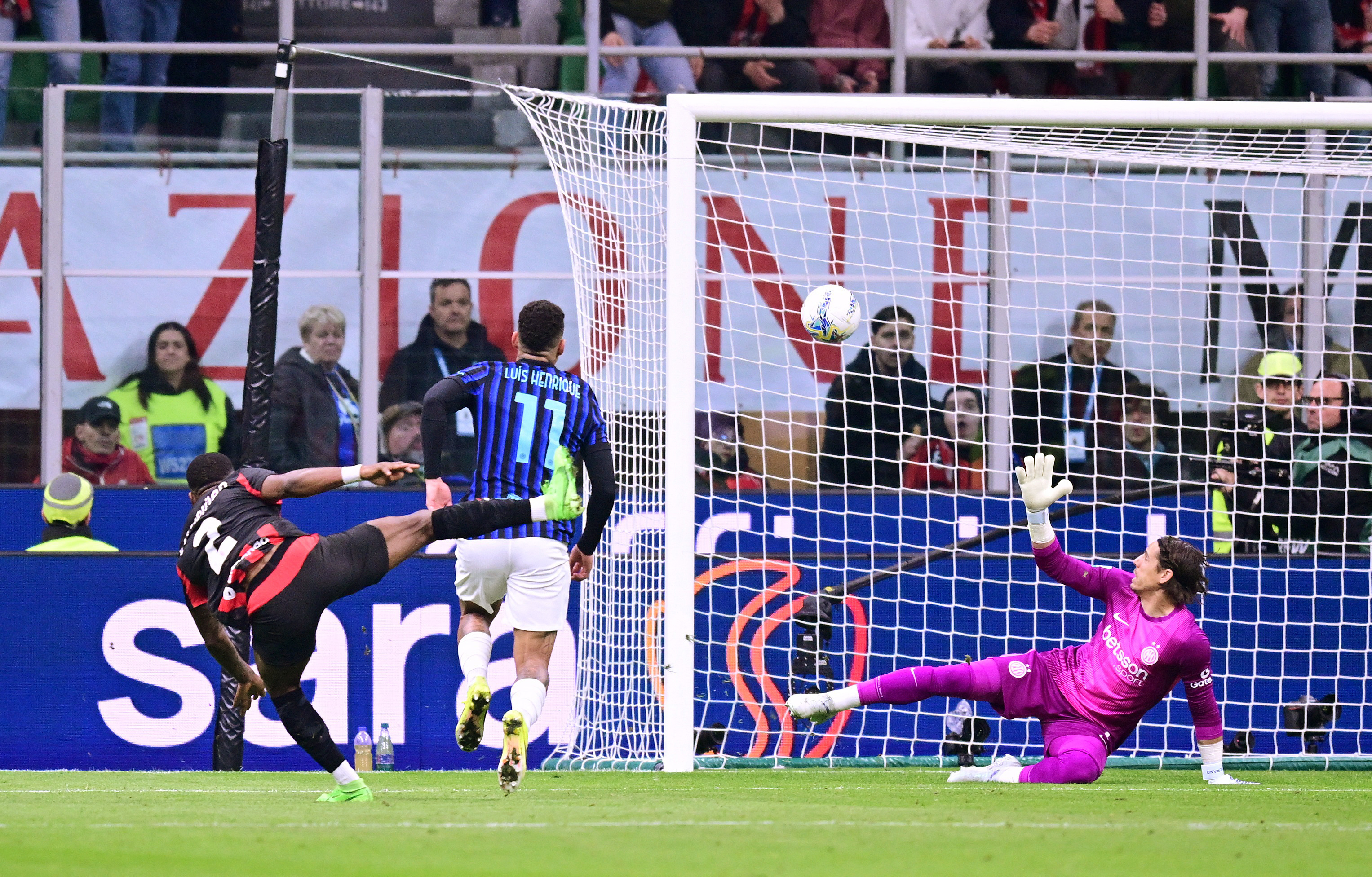 Soccer Football - Serie A - AC Milan v Inter Milan - San Siro, Milan, Italy - March 8, 2026 AC Milan's Pervis Estupinan scores their first goal REUTERS/Daniele Mascolo