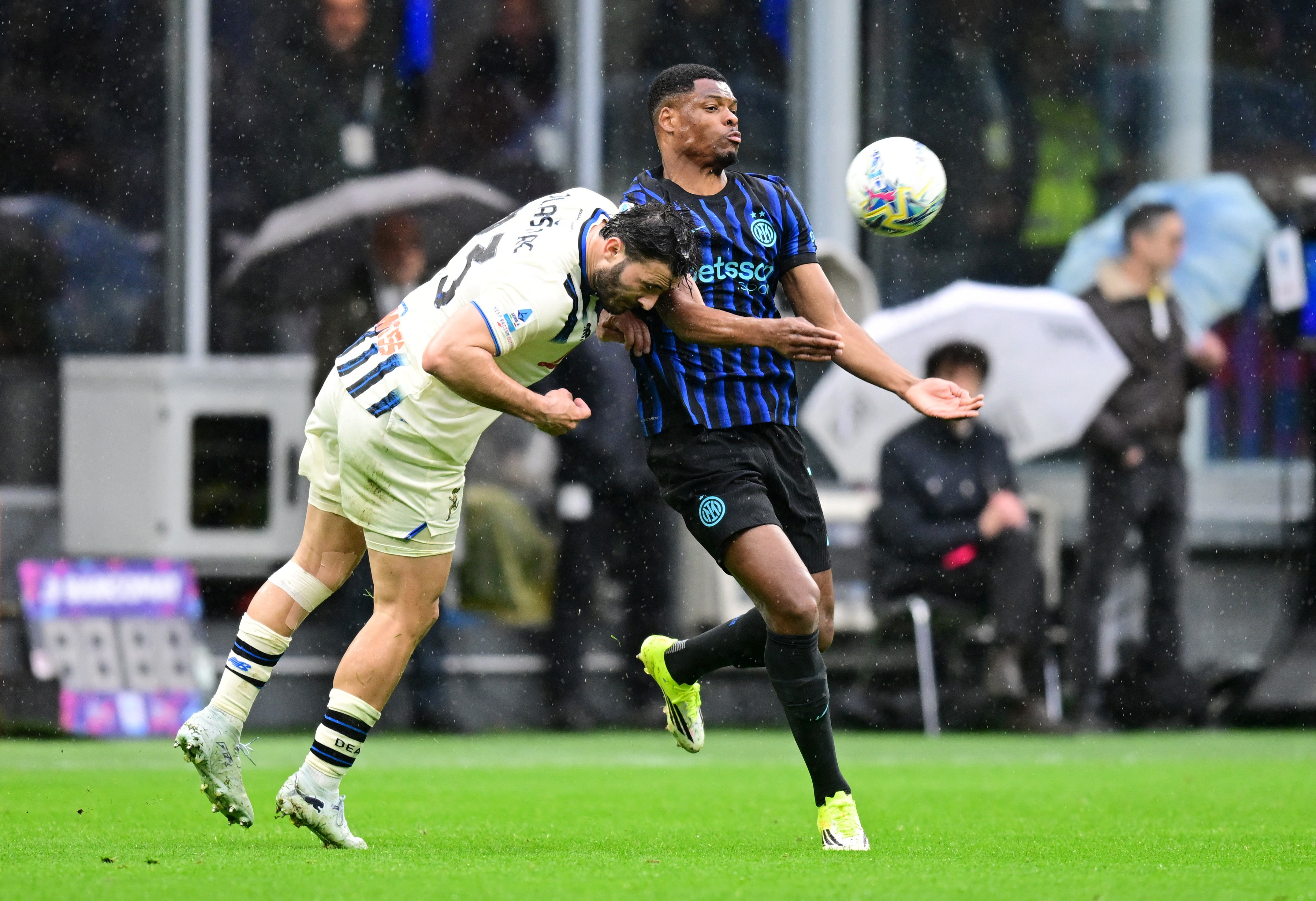 Soccer Football - Serie A - Inter Milan v Atalanta - San Siro, Milan, Italy - March 14, 2026 Atalanta's Sead Kolasinac in action with Inter Milan's Denzel Dumfries REUTERS/Daniele Mascolo