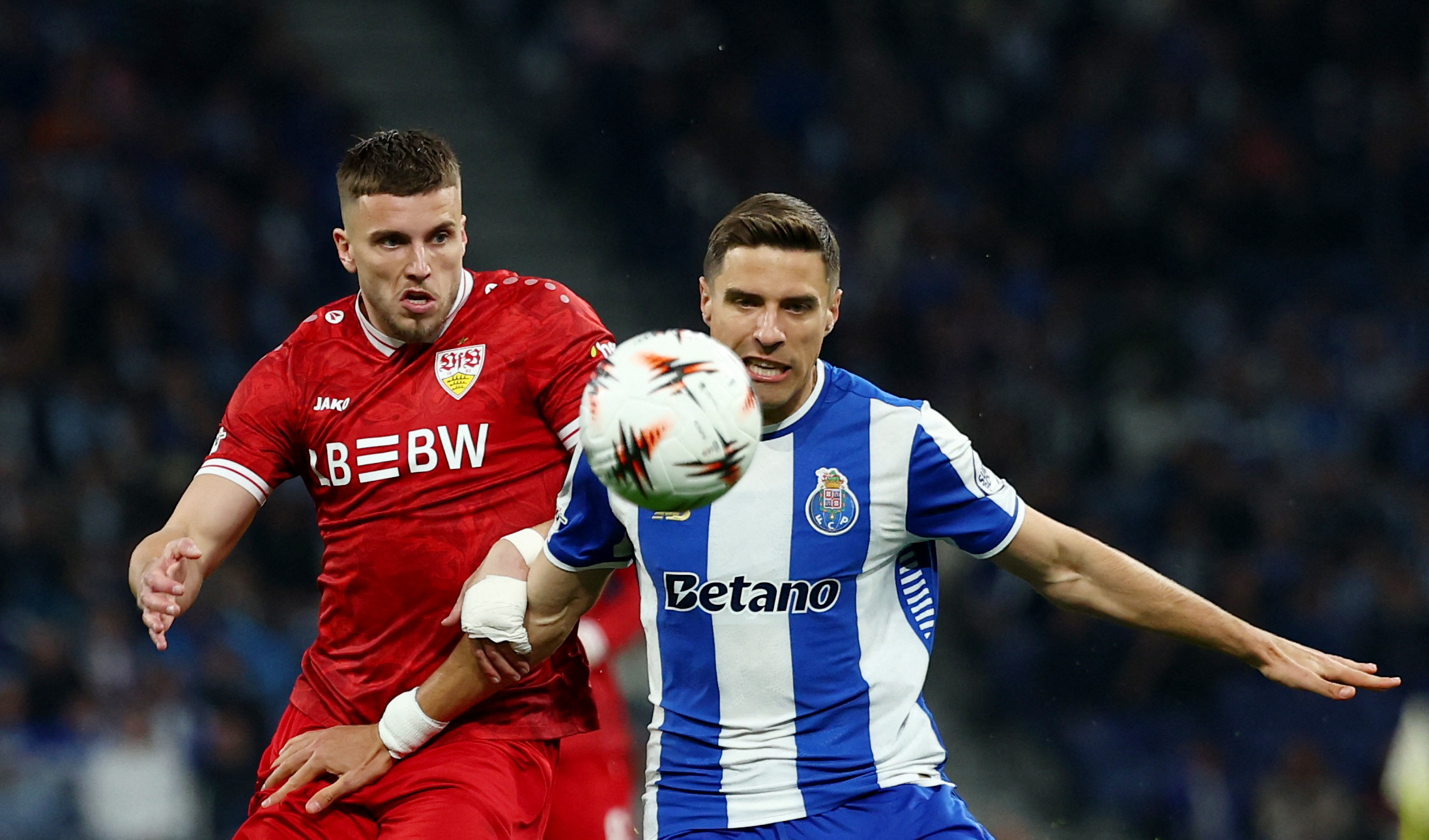Soccer Football - UEFA Europa League - Round of 16 - Second Leg - FC Porto v VfB Stuttgart - Estadio do Dragao, Porto, Portugal - March 19, 2026 FC Porto's Jan Bednarek in action with VfB Stuttgart's Ermedin Demirovic REUTERS/Pedro Nunes