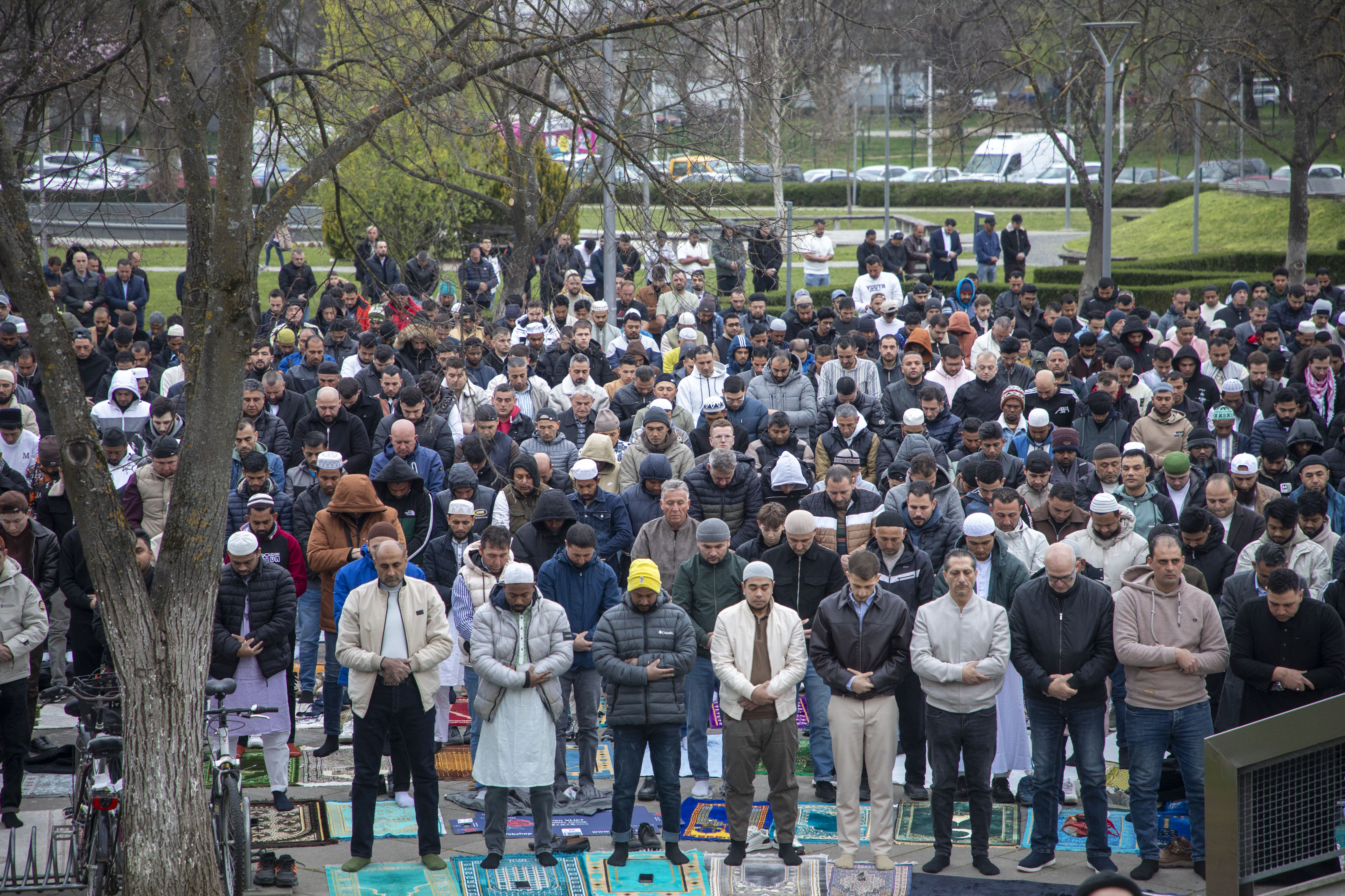 Zagreb, Hrvatska - 20. ožujka 202&.Tisuće vjernika pred Zagrebačkom džamijom na bajram-namazu povodom Ramazanskog bajrama. ( Stipe Majic - Anadolu Agency )