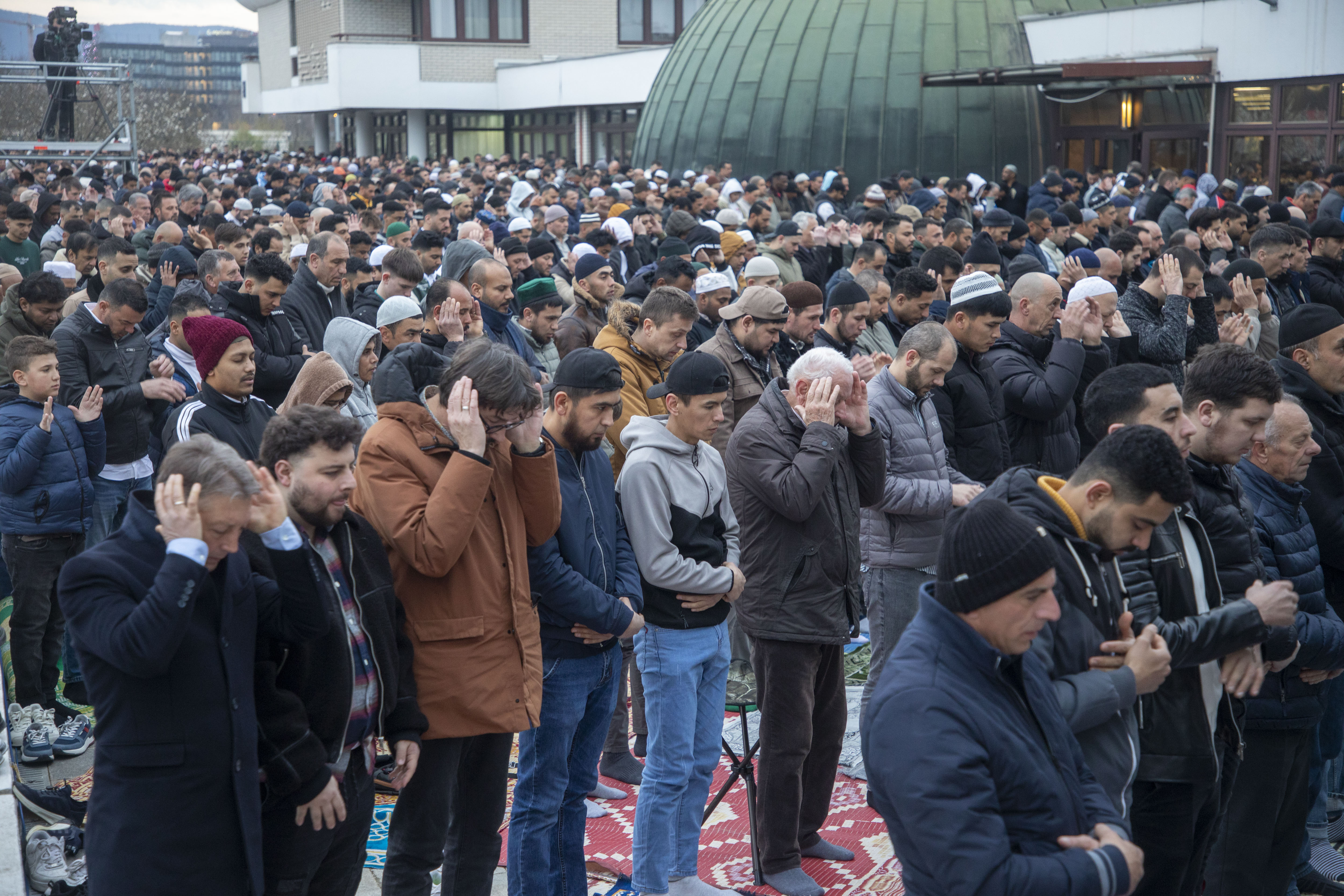 Zagreb, Hrvatska - 20. ožujka 202&.Tisuće vjernika pred Zagrebačkom džamijom na bajram-namazu povodom Ramazanskog bajrama. ( Stipe Majic - Anadolu Agency )