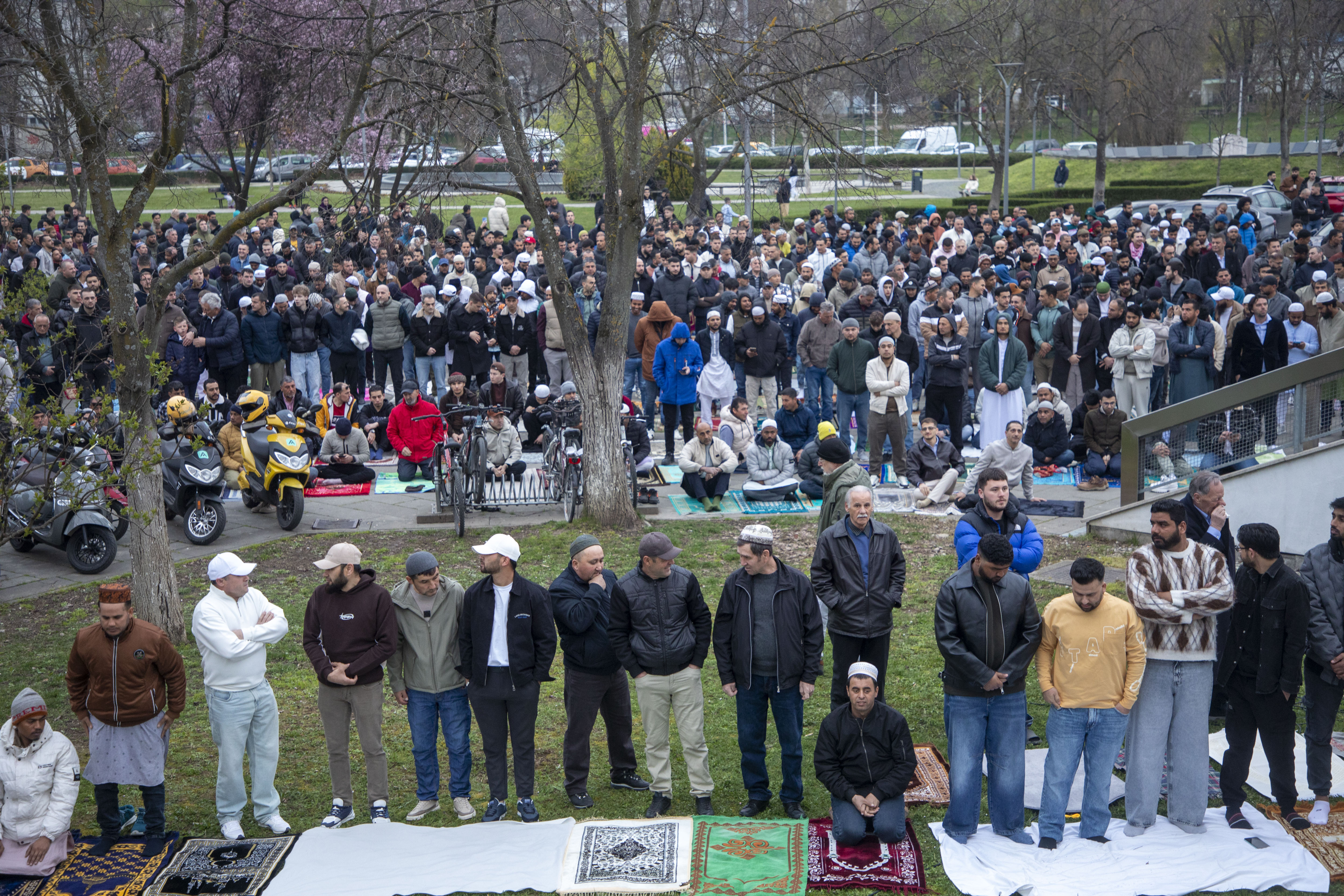 Zagreb, Hrvatska - 20. ožujka 202&.Tisuće vjernika pred Zagrebačkom džamijom na bajram-namazu povodom Ramazanskog bajrama. ( Stipe Majic - Anadolu Agency )
