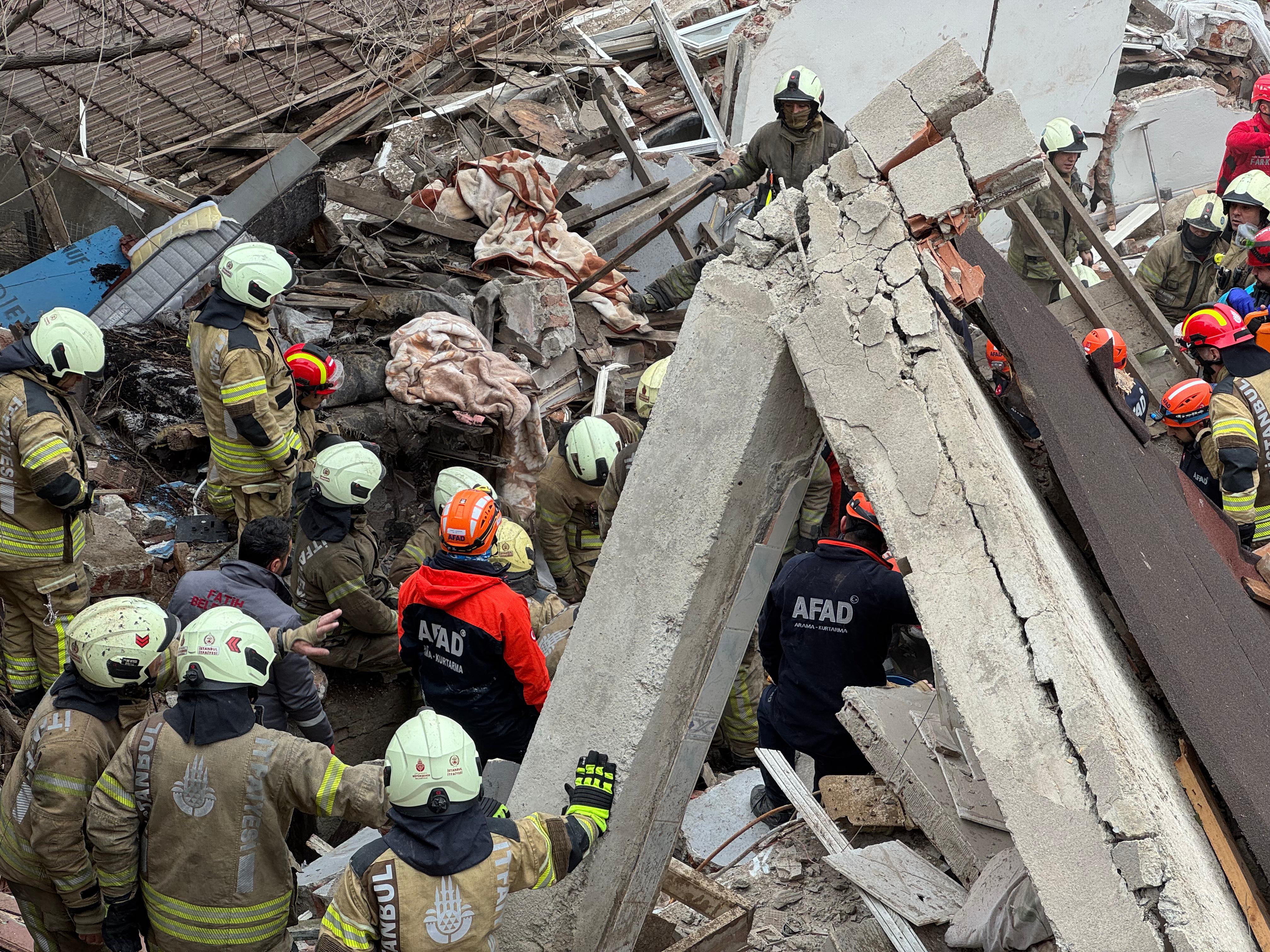 AA-20260322-40897835-40897833-DVIJE_ZGRADE_SE_URUSILE_U_DISTRIKTU_FATIH_U_ISTANBULU