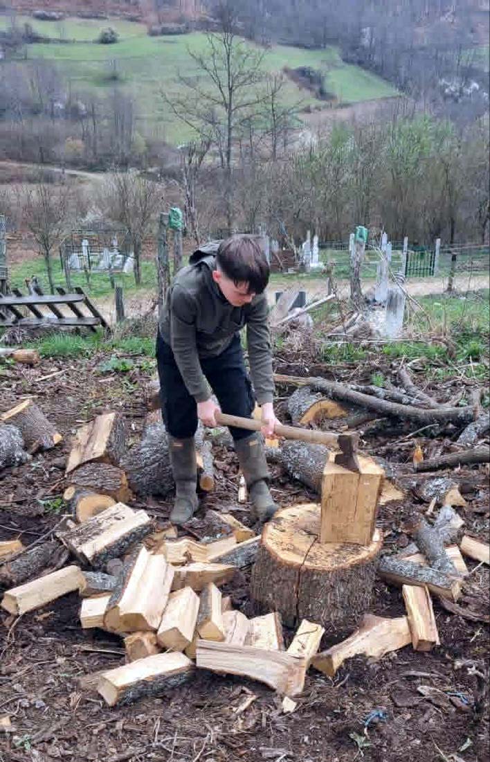 Salmir vikendom i kada je na raspustu pomaže majci u svim radovima na imanju.jpg