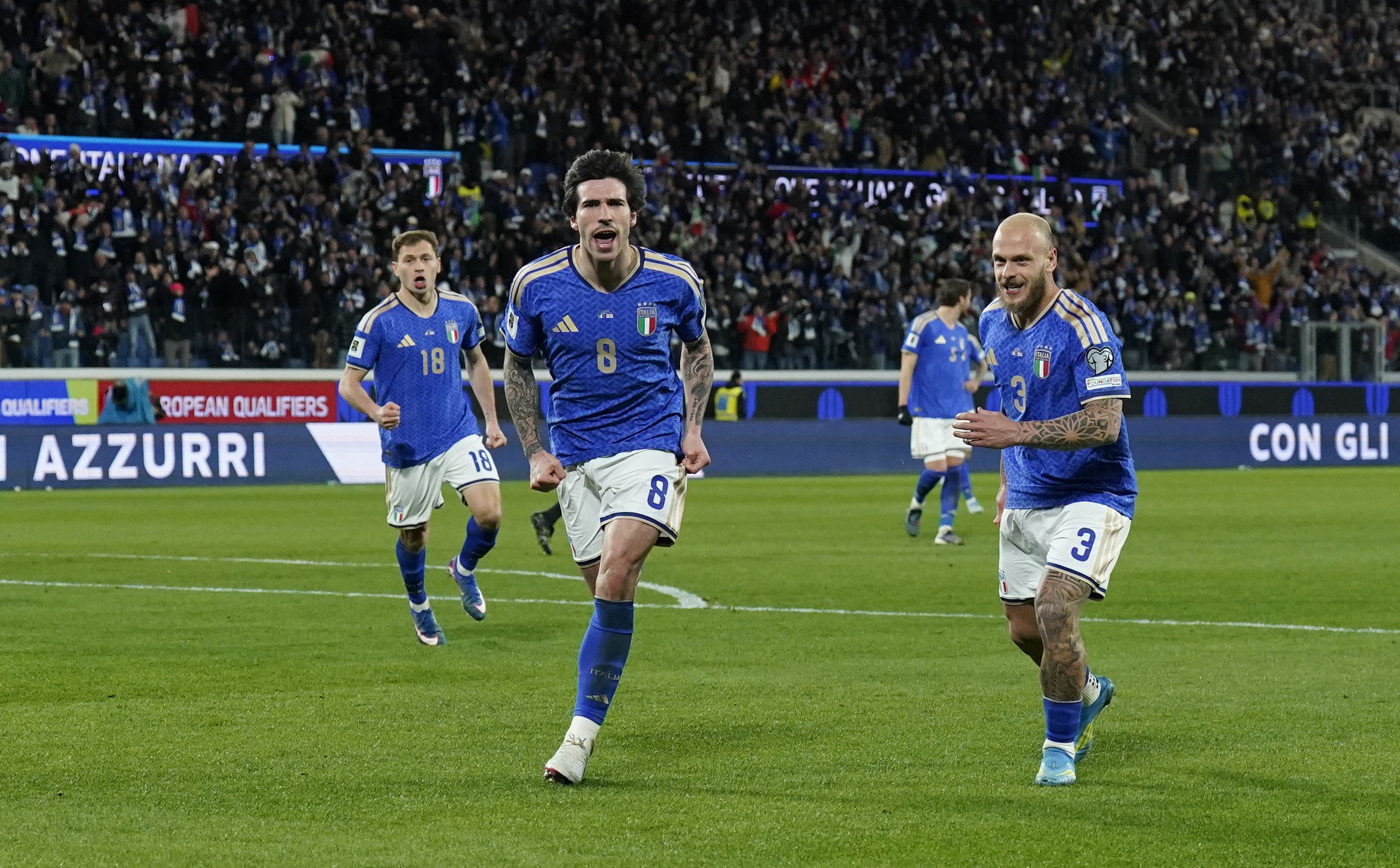Soccer Football - FIFA World Cup - UEFA Qualifiers - Italy v Northern Ireland - New Balance Arena, Bergamo, Italy - March 26, 2026 Italy's Sandro Tonali celebrates scoring their first goal with Federico Dimarco REUTERS/Matteo Ciambelli