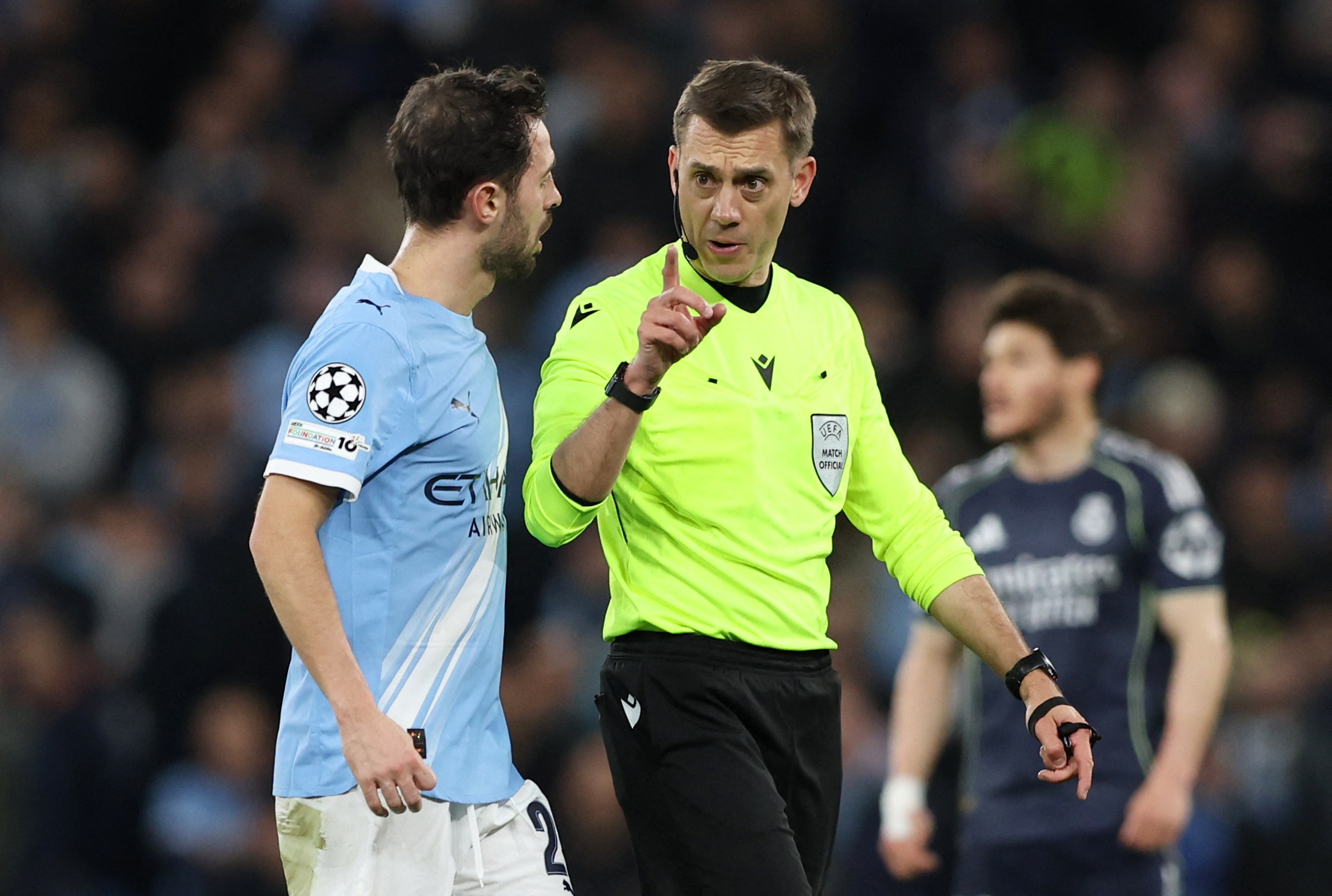Soccer Football - UEFA Champions League - Round 16 - Second Leg - Manchester City v Real Madrid - Etihad Stadium, Manchester, Britain - March 17, 2026 Manchester City's Bernardo Silva remonstrates with referee Clement Turpin REUTERS/Scott Heppell
