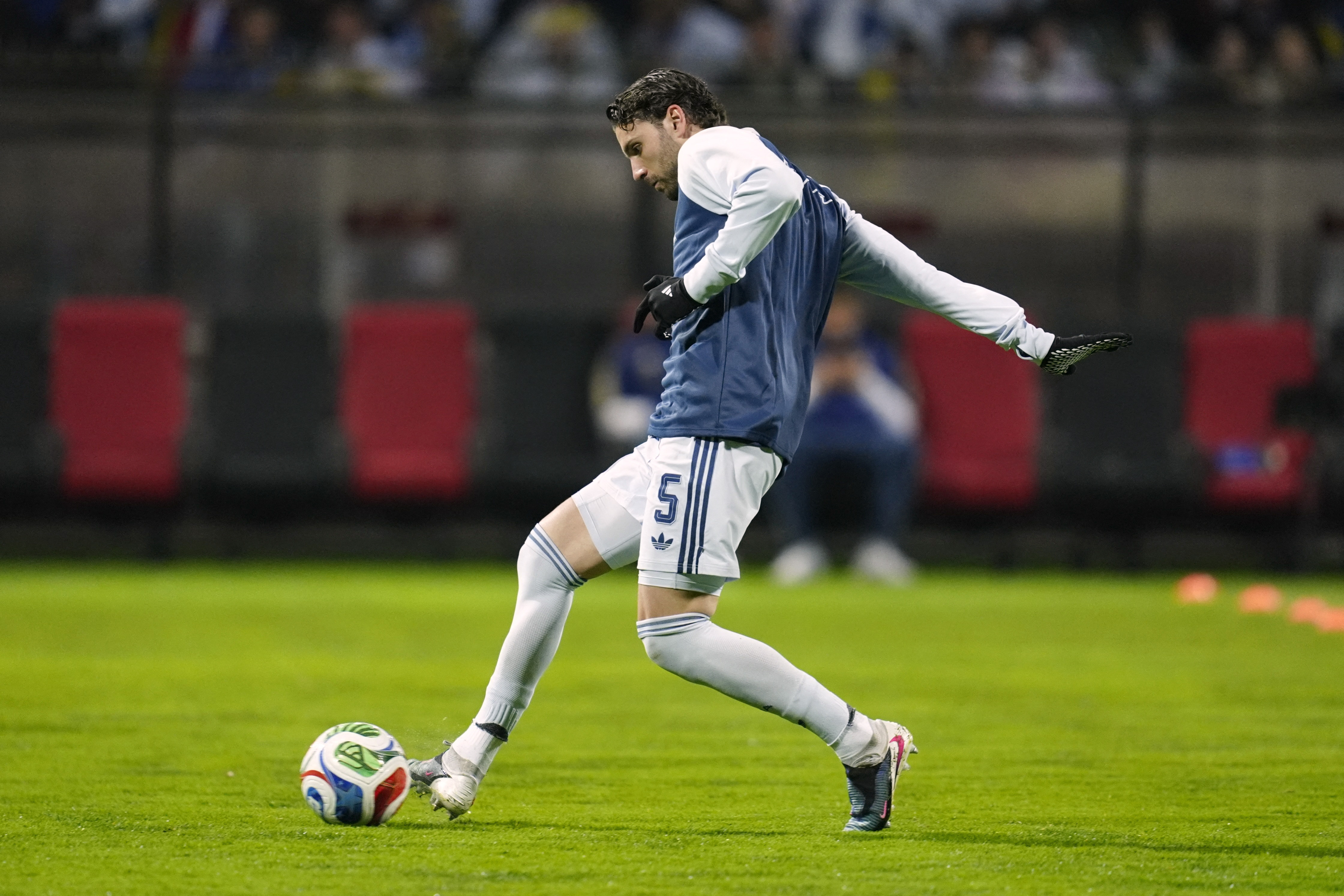 Soccer Football - FIFA World Cup - UEFA Qualifiers - Finals - Bosnia and Herzegovina v Italy - Bilino Polje Stadium, Zenica, Bosnia and Herzegovina - March 31, 2026 Italy's Manuel Locatelli during the warm up before the match REUTERS/Matteo Ciambelli