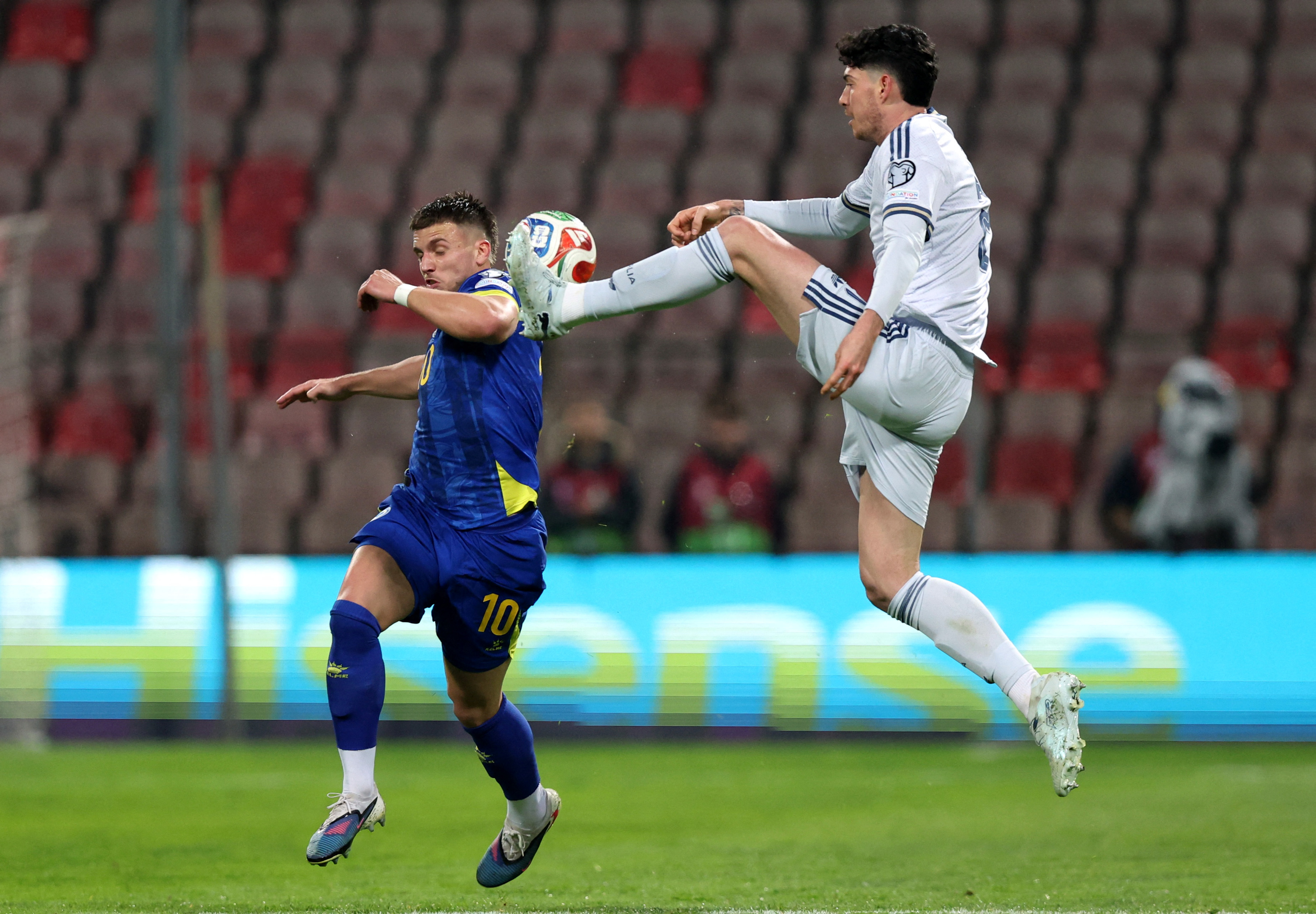 Soccer Football - FIFA World Cup - UEFA Qualifiers - Finals - Bosnia and Herzegovina v Italy - Bilino Polje Stadium, Zenica, Bosnia and Herzegovina - March 31, 2026 Bosnia and Herzegovina's Ermedin Demirovic in action with Italy's Alessandro Bastoni REUTE
