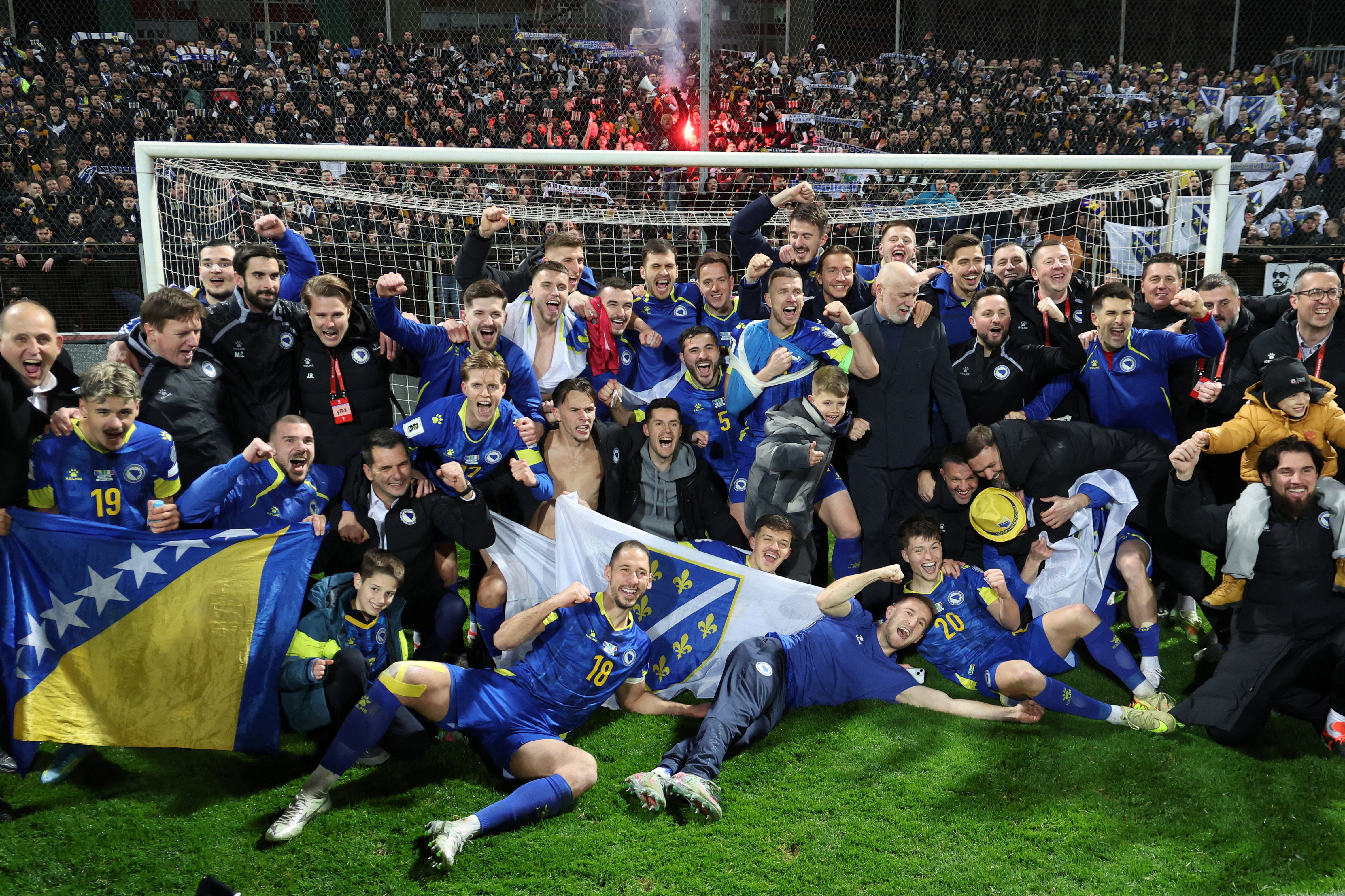 Soccer Football - FIFA World Cup - UEFA Qualifiers - Finals - Bosnia and Herzegovina v Italy - Bilino Polje Stadium, Zenica, Bosnia and Herzegovina - March 31, 2026 Bosnia and Herzegovina players and staff celebrate qualifying for the FIFA World Cup REUTE