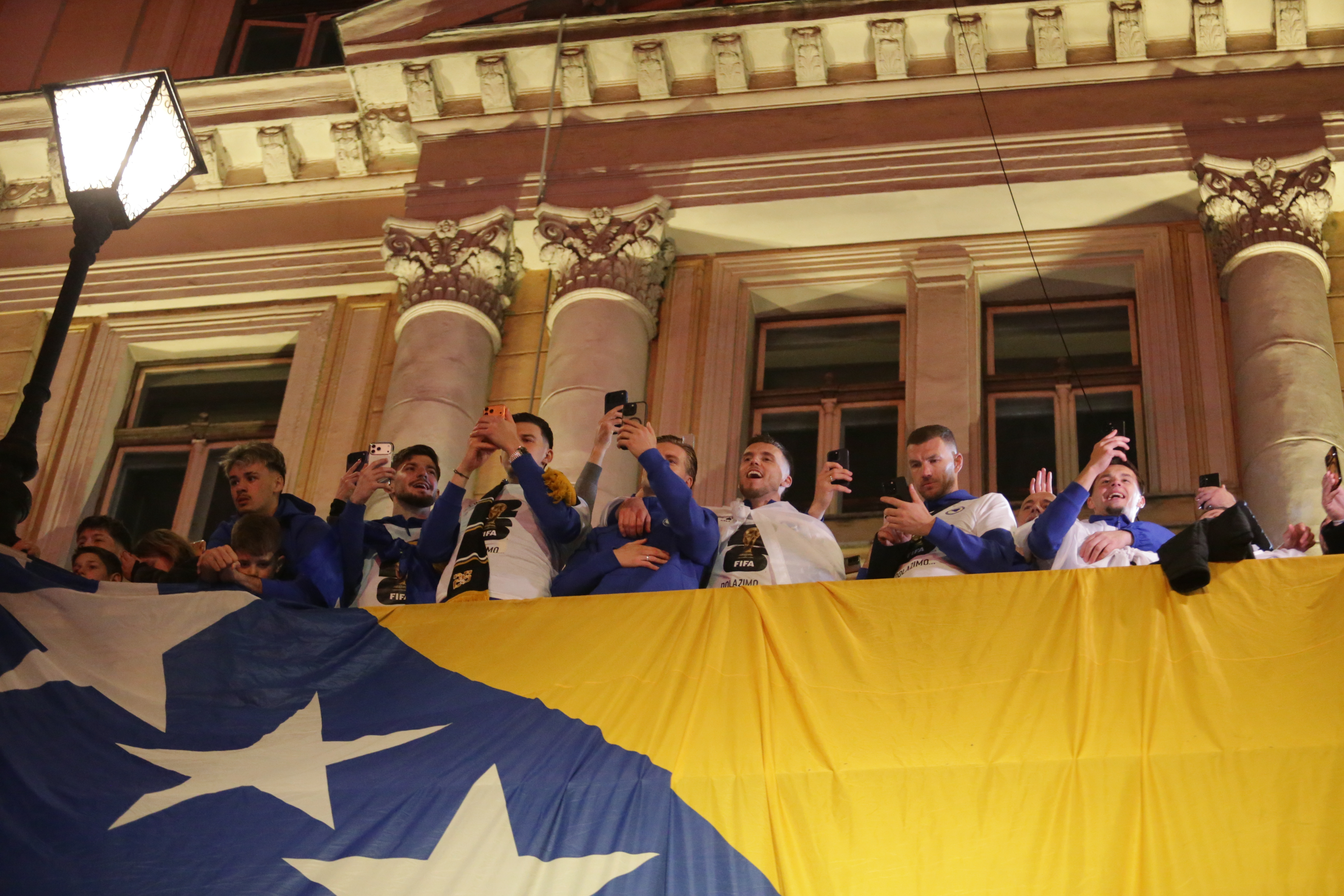 Sarajevo, BiH - 31. mart 2026:Nakon plasmana BiH na Svjetsko fudbalsko prvenstvo brojni navijači zajedno s reprezentacijom proslavili su pobjedu na Vječnoj vatri u Sarajevu, glavnom gradu BiH. ( Denis Zuberi - Anadolu Agency )