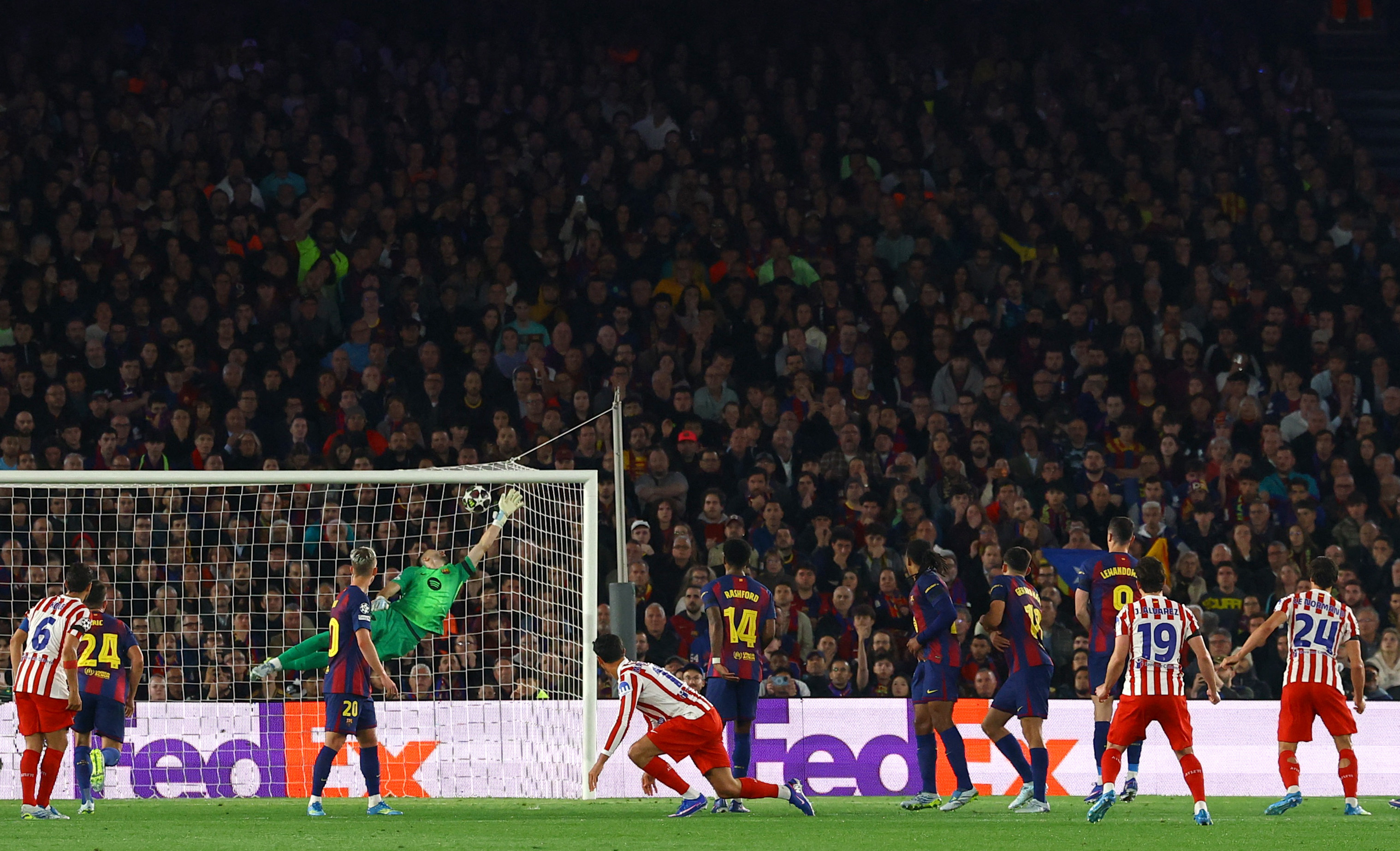 2026-04-08T195005Z_383488268_UP1EM481J3FA7_RTRMADP_3_SOCCER-CHAMPIONS-BAR-ATM