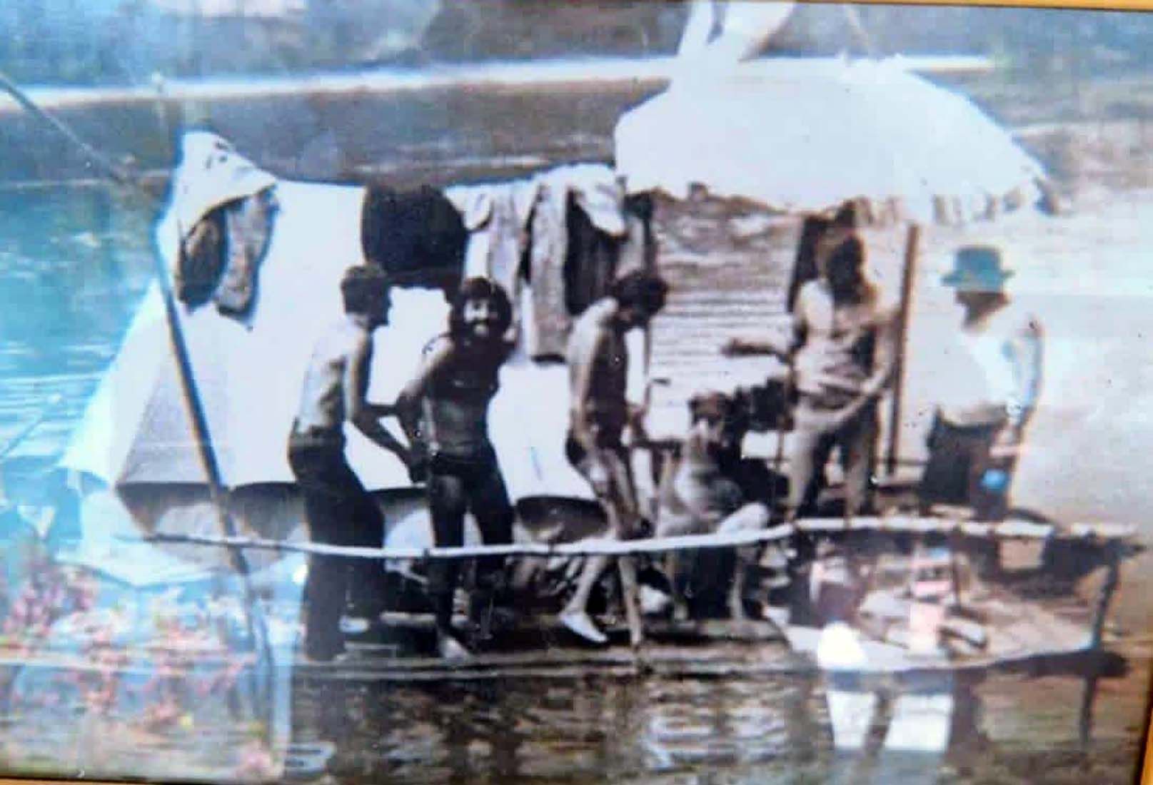 1 Zlatan i družina originalna fotografija iz 1980. godine.jpg