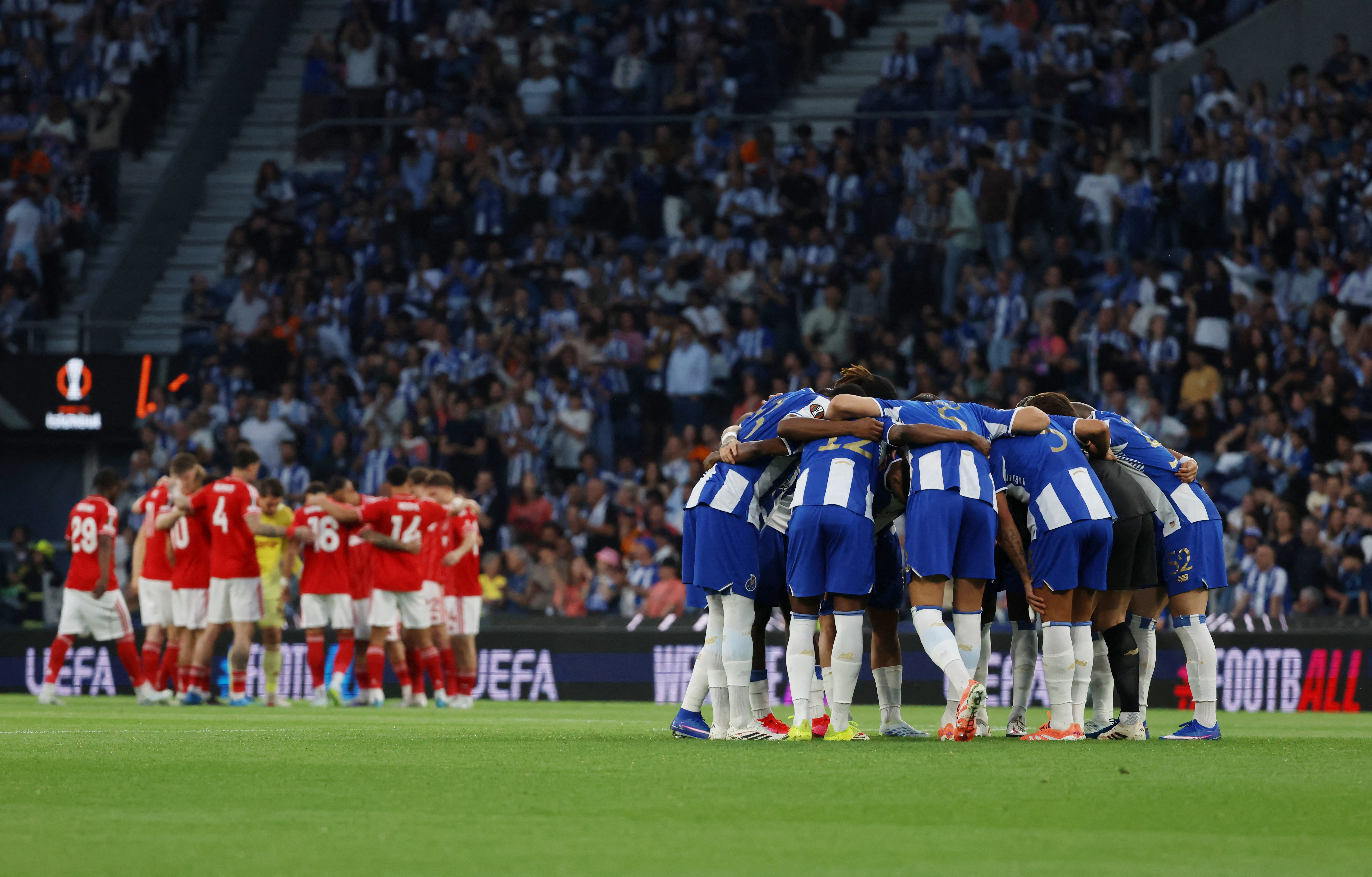 Soccer Football - UEFA Europa League - Quarter Final - First Leg - FC Porto v Nottingham Forest - Estadio do Dragao, Porto, Portugal - April 9, 2026 FC Porto and Nottingham Forest players huddle before the match REUTERS/Rita Franca