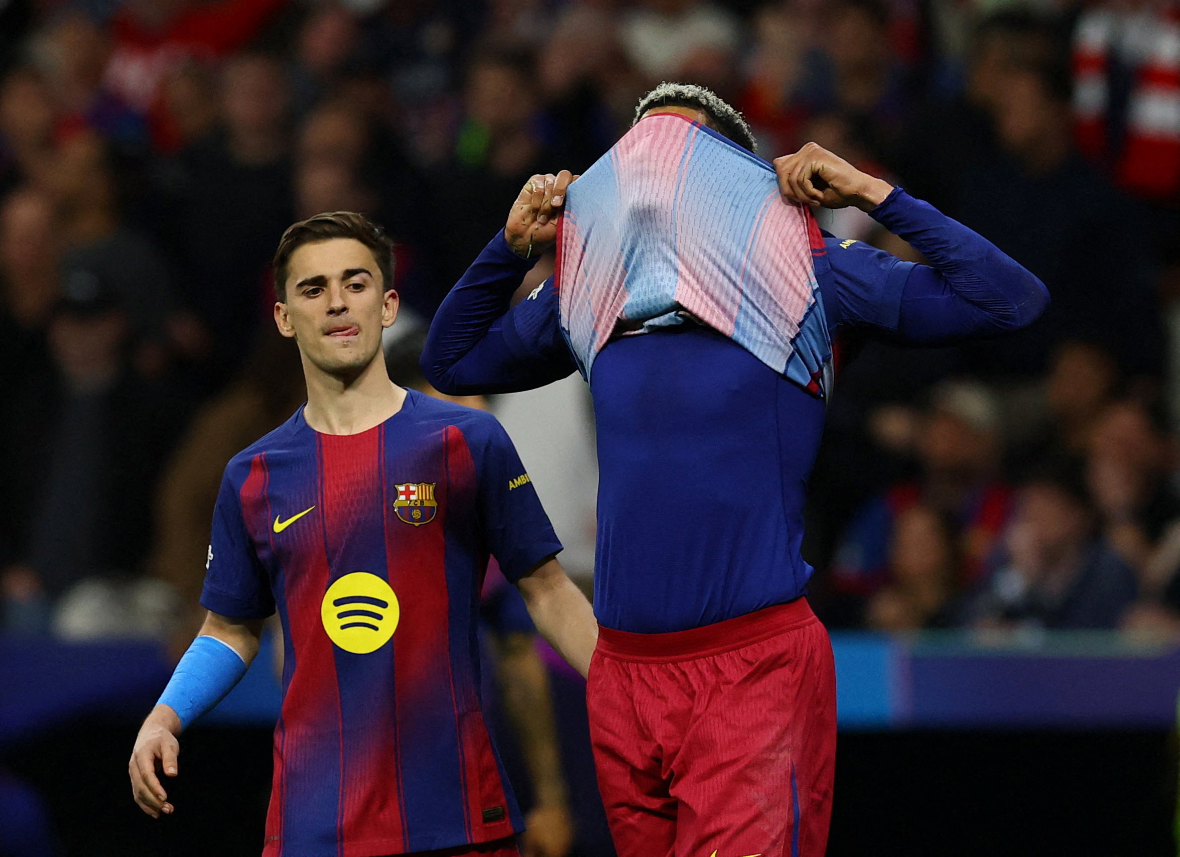 Soccer Football - UEFA Champions League - Quarter Final - Second Leg - Atletico Madrid v FC Barcelona - Riyadh Air Metropolitano, Madrid, Spain - April 14, 2026 FC Barcelona's Ronald Araujo looks dejected after the match REUTERS/Albert Gea     TPX IMAGES