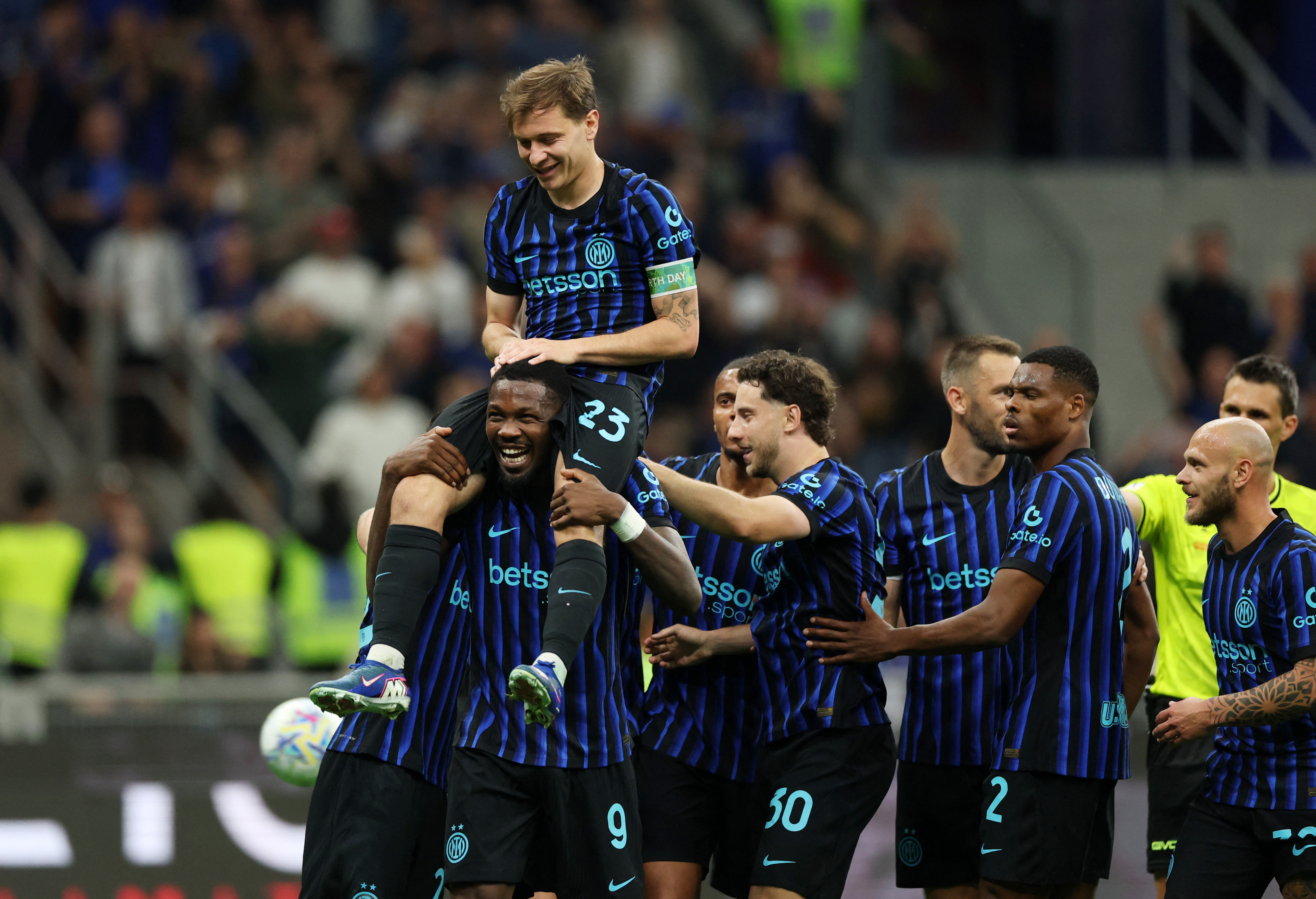 Soccer Football - Serie A - Inter Milan v Cagliari - Stadio San Siro, Milan, Italy - April 17, 2026 Inter Milan's Nicolo Barella celebrates scoring their second goal with Marcus Thuram and teammates REUTERS/Claudia Greco