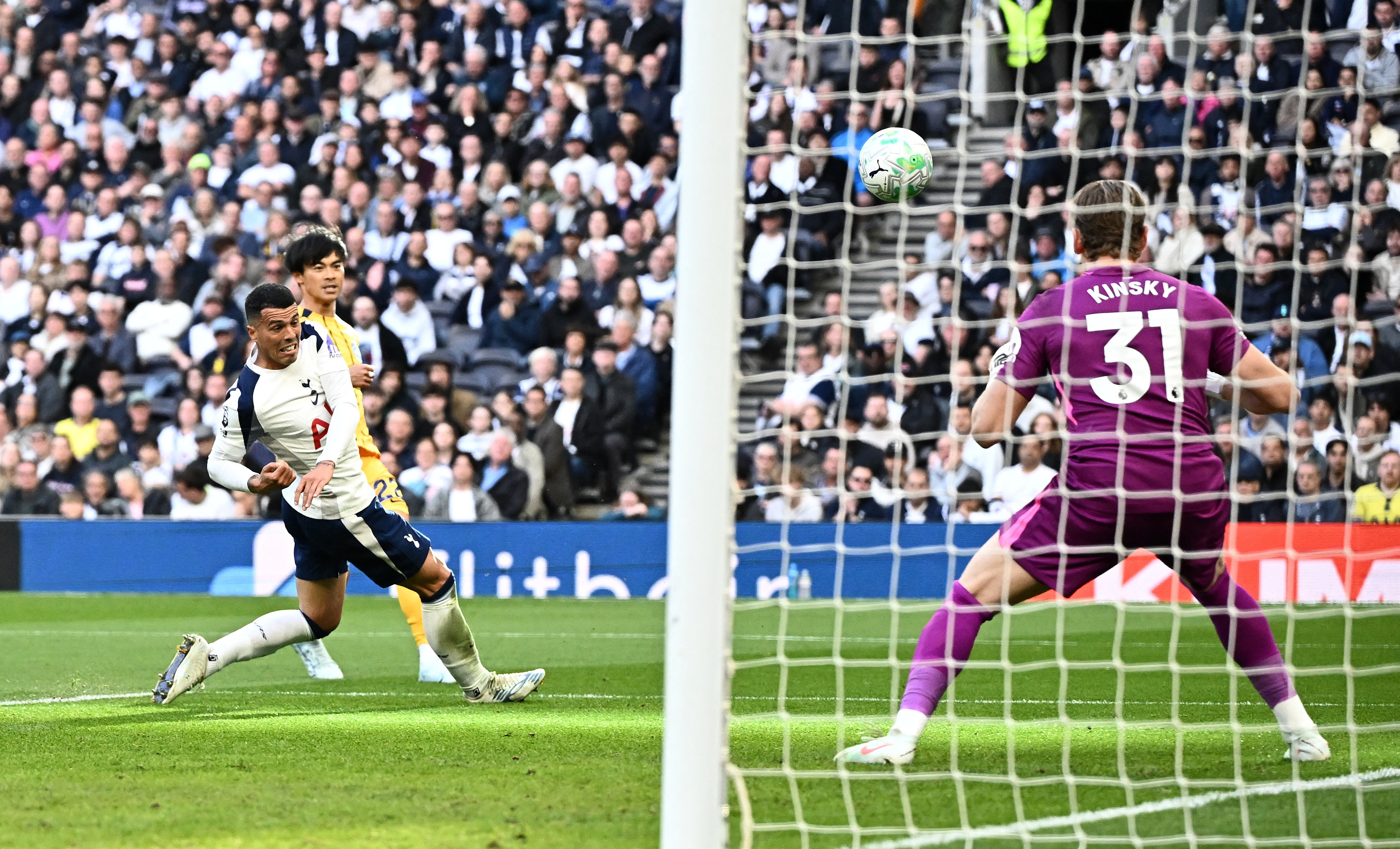 Soccer Football - Premier League - Tottenham Hotspur v Brighton & Hove Albion - Tottenham Hotspur Stadium, London, Britain - April 18, 2026 Brighton & Hove Albion's Kaoru Mitoma scores their first goal past Tottenham Hotspur's Antonin Kinsky REUTERS/Dylan