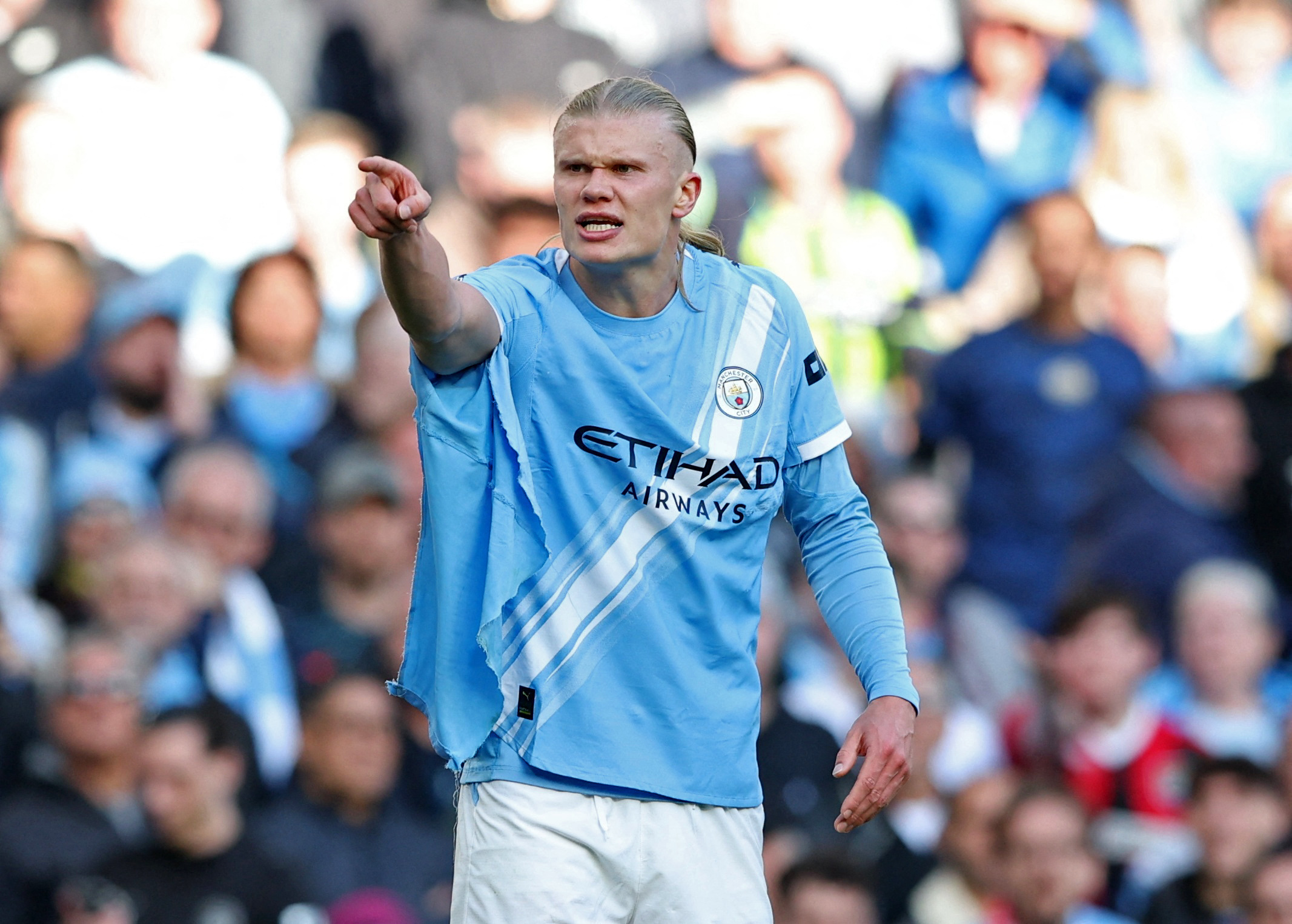Soccer Football - Premier League - Manchester City v Arsenal - Etihad Stadium, Manchester, Britain - April 19, 2026 Manchester City's Erling Haaland reacts after his shirt is ripped REUTERS/Scott Heppell EDITORIAL USE ONLY. NO USE WITH UNAUTHORIZED AUDIO,
