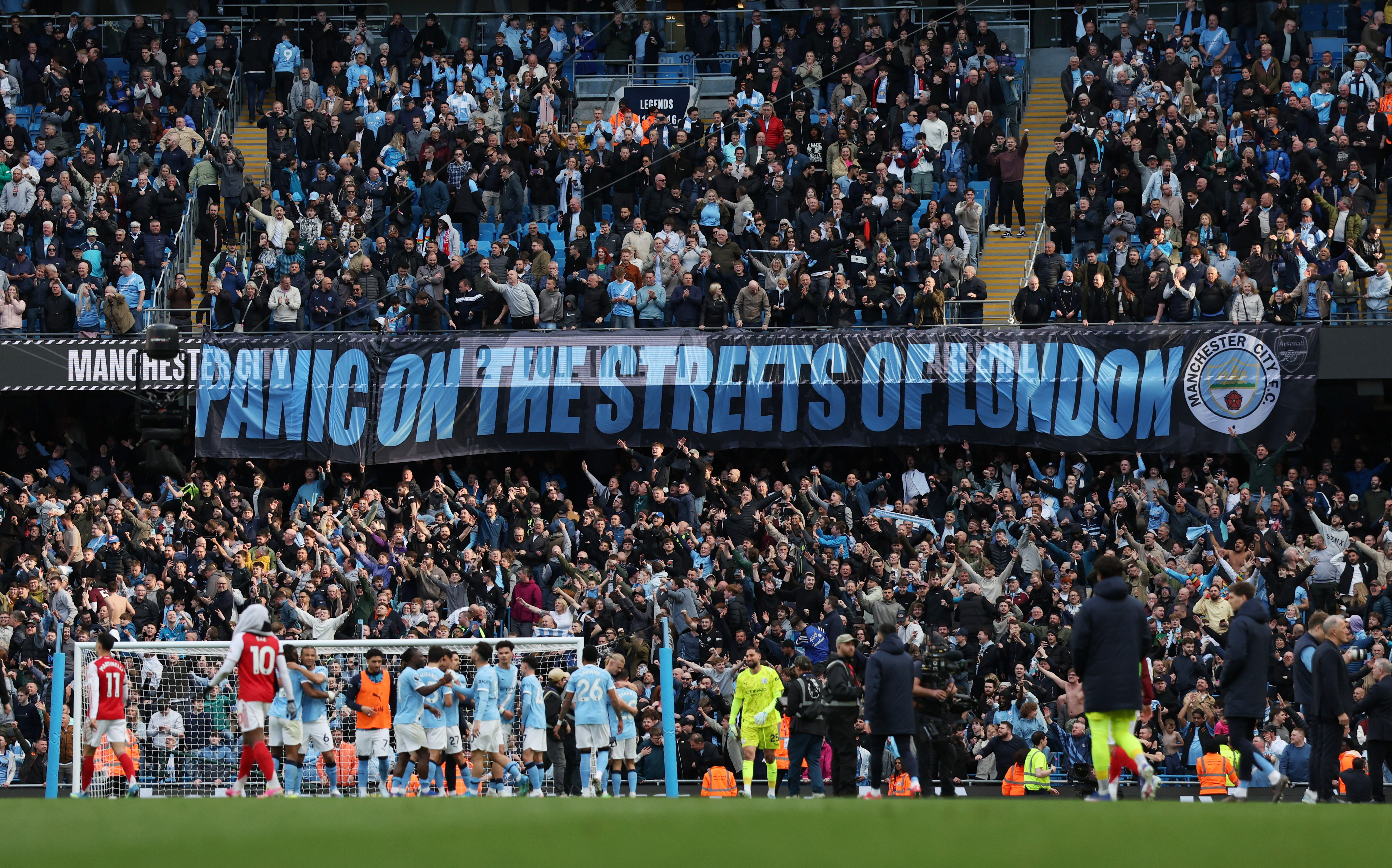 Soccer Football - Premier League - Manchester City v Arsenal - Etihad Stadium, Manchester, Britain - April 19, 2026 Manchester City fans celebrate after the match REUTERS/Scott Heppell EDITORIAL USE ONLY. NO USE WITH UNAUTHORIZED AUDIO, VIDEO, DATA, FIXTU