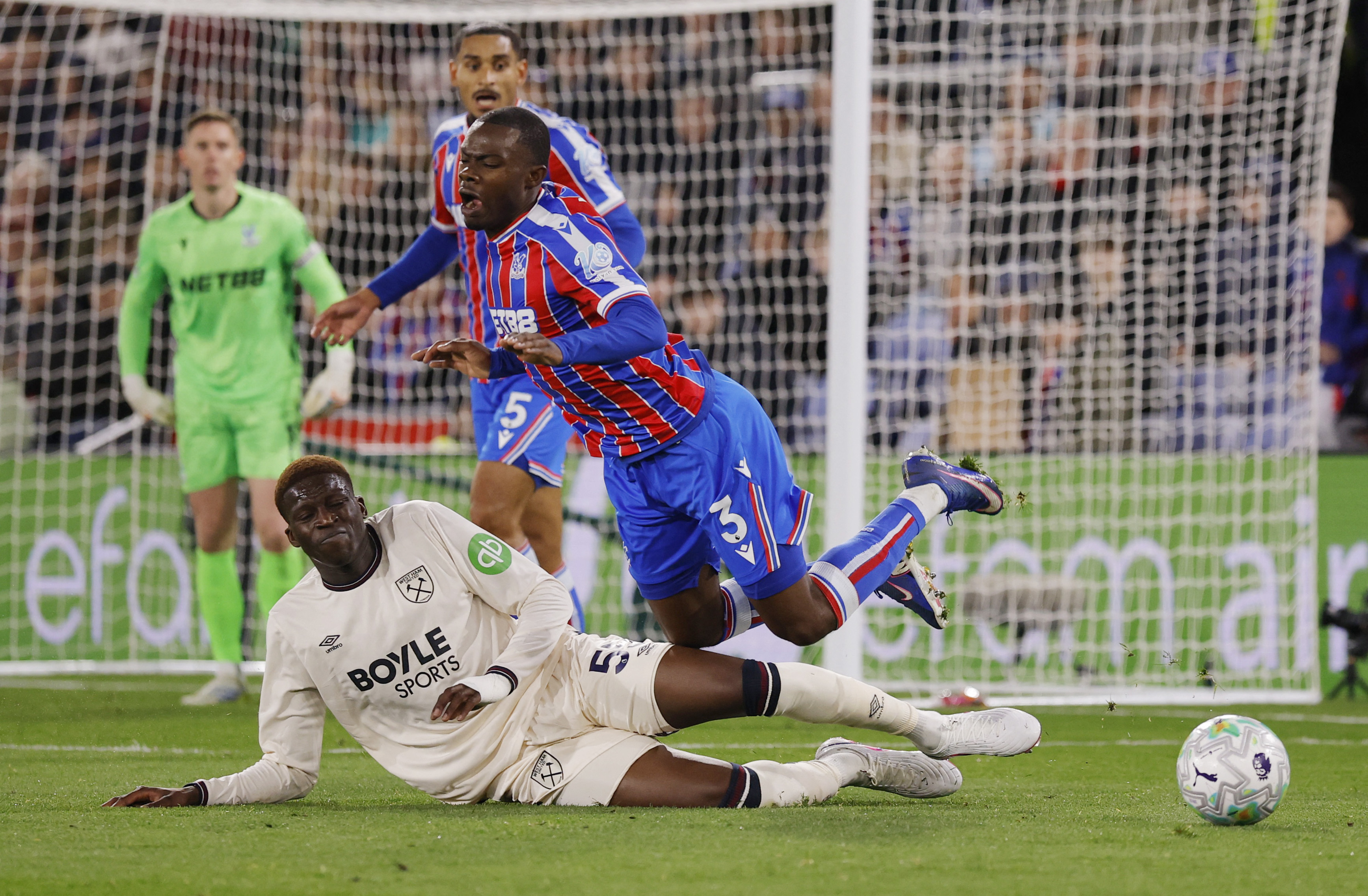 Soccer Football - Premier League - Crystal Palace v West Ham United - Selhurst Park, London, Britain - April 20, 2026 West Ham United's Mohamadou Kante in action with Crystal Palace's Tyrick Mitchell Action Images via Reuters/Andrew Couldridge EDITORIAL U