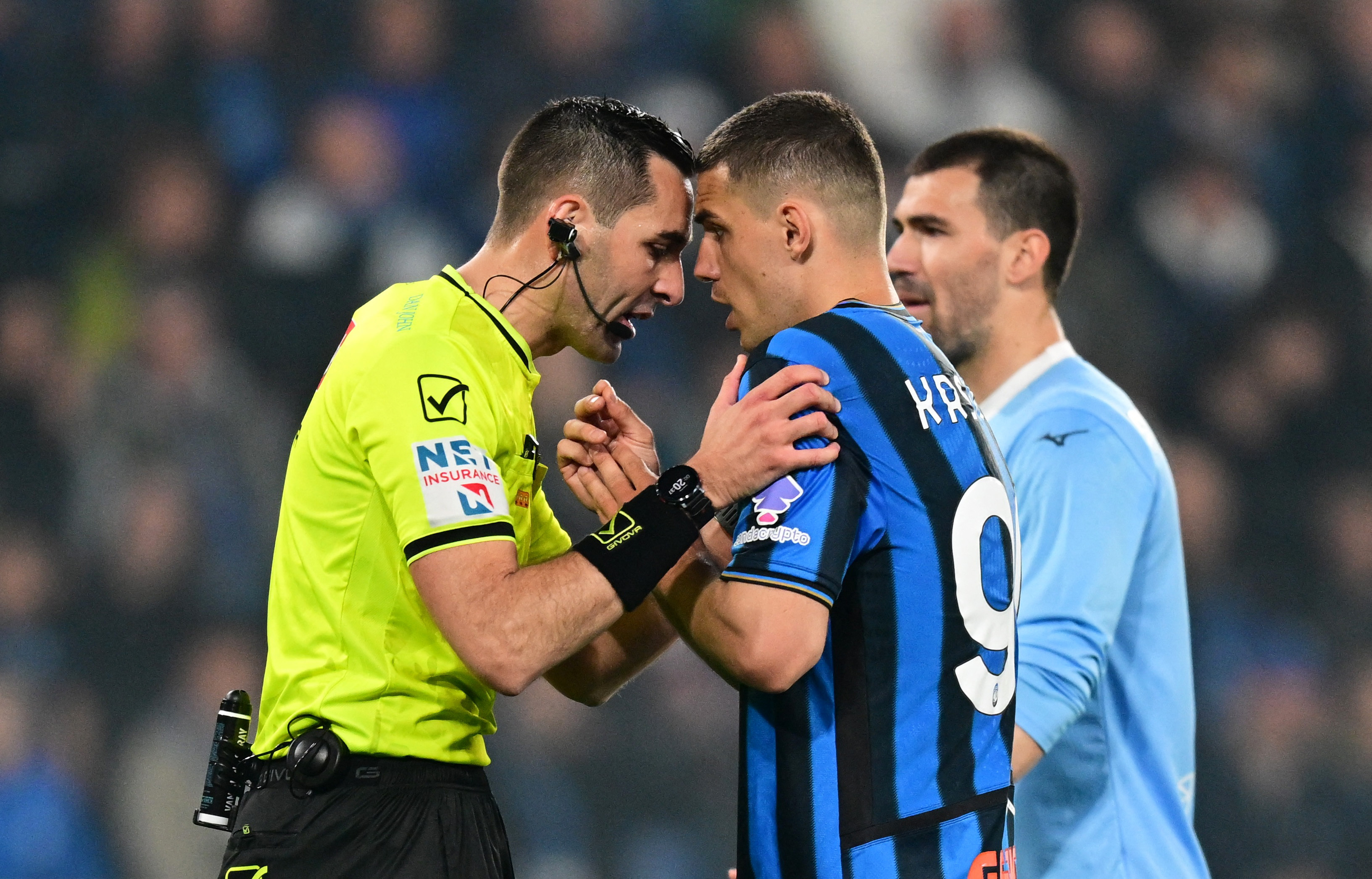 Soccer Football - Coppa Italia - Semi Final - Second Leg - Atalanta v Lazio - New Balance Arena, Bergamo, Italy - April 22, 2026 Referee Andrea Colombo speaks with Atalanta's Nikola Krstovic REUTERS/Daniele Mascolo