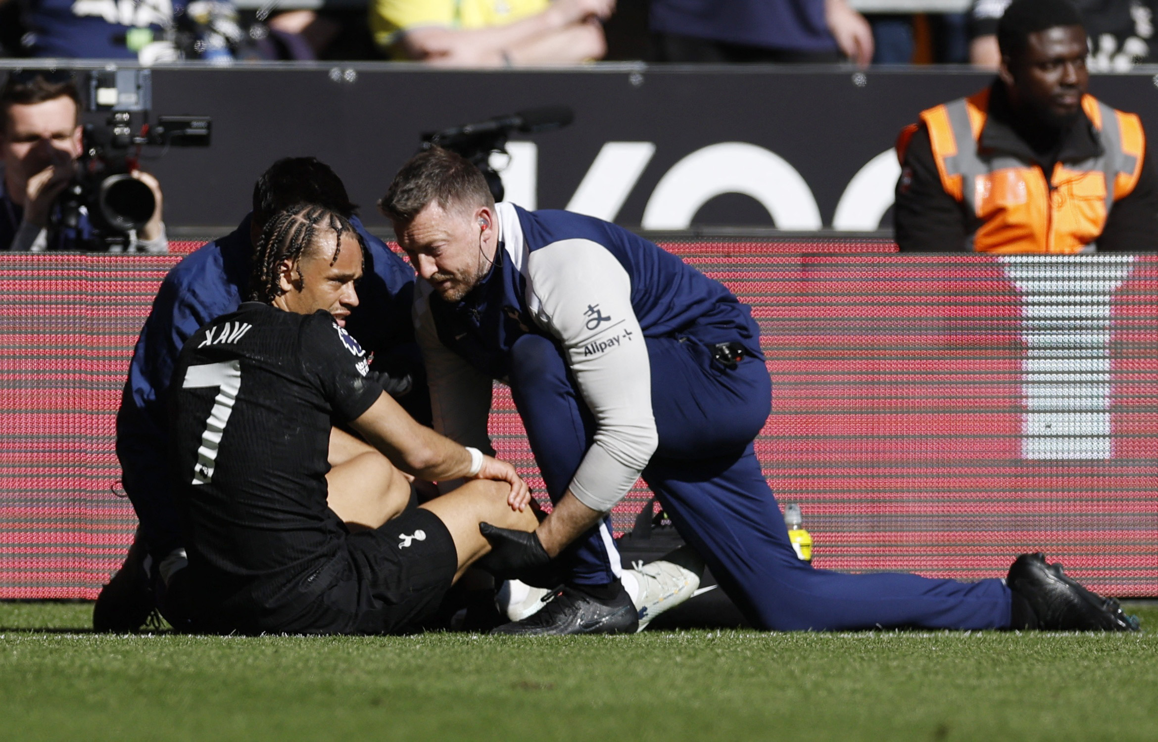 Soccer Football - Premier League - Wolverhampton Wanderers v Tottenham Hotspur - Molineux Stadium, Wolverhampton, Britain - April 25, 2026 Tottenham Hotspur's Xavi Simons receives medical attention after sustaining an injury Action Images via Reuters/Jaso