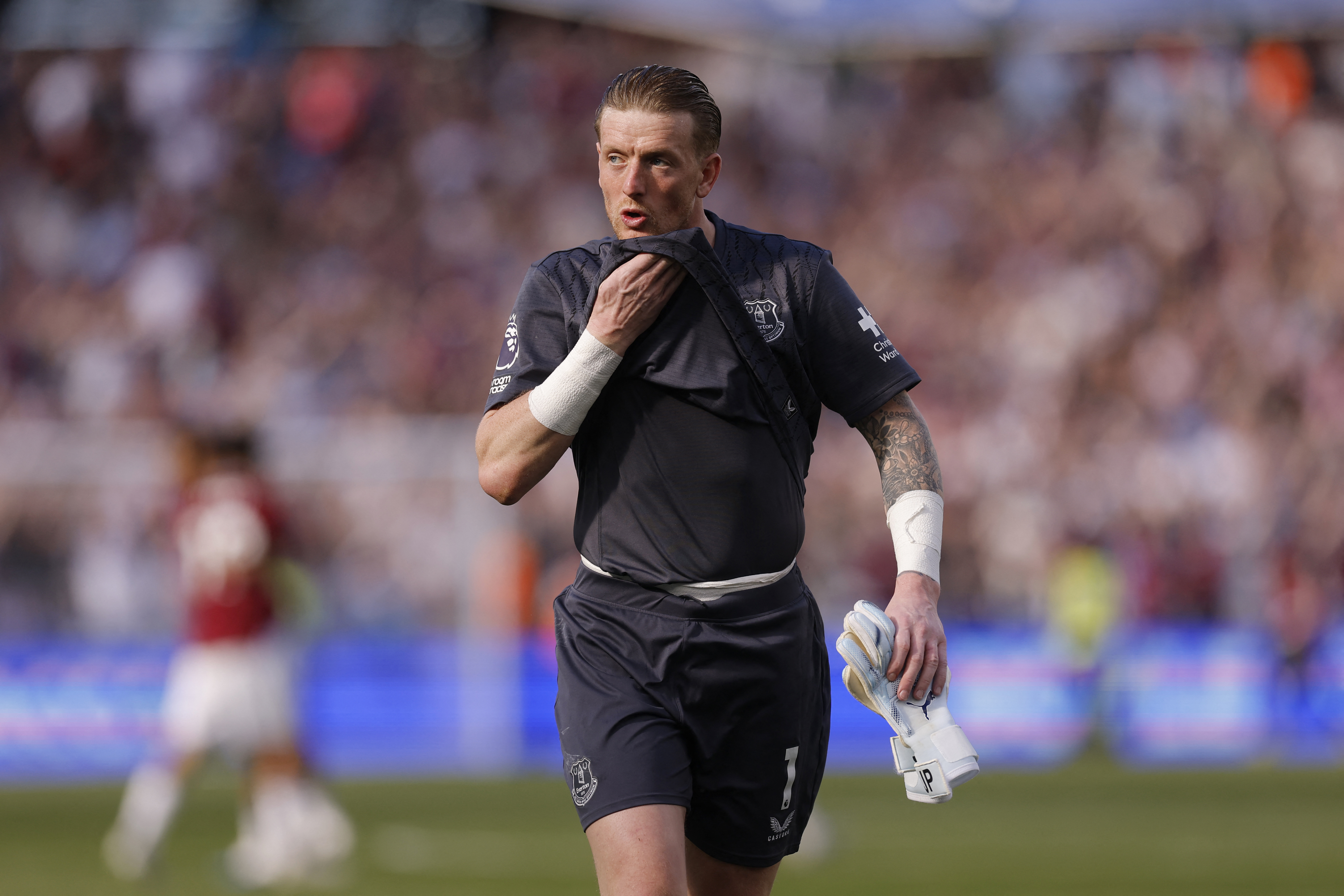 Soccer Football - Premier League - West Ham United v Everton - London Stadium, London, Britain - April 25, 2026 Everton's Jordan Pickford looks dejected after the match Action Images via Reuters/Andrew Couldridge EDITORIAL USE ONLY. NO USE WITH UNAUTHORIZ