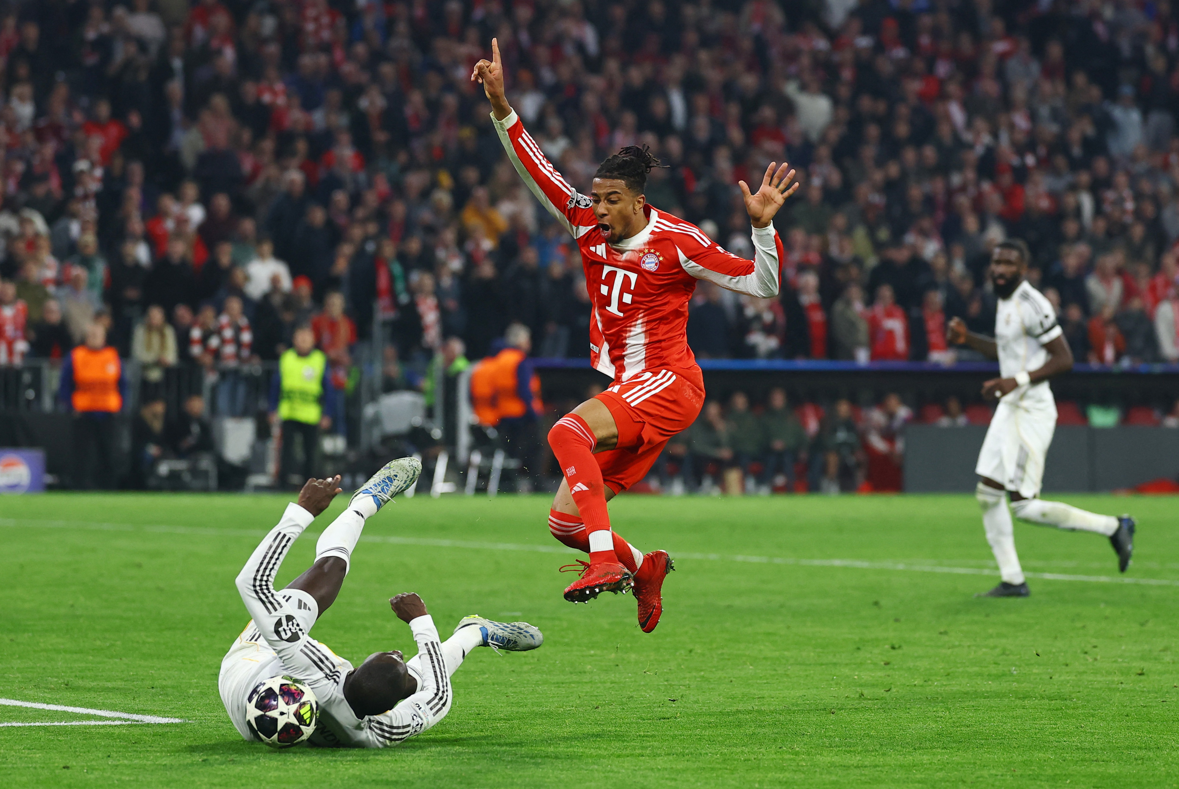 2026-04-15T210148Z_20869564_UP1EM4F1MEYIH_RTRMADP_3_SOCCER-CHAMPIONS-FCB-RMA