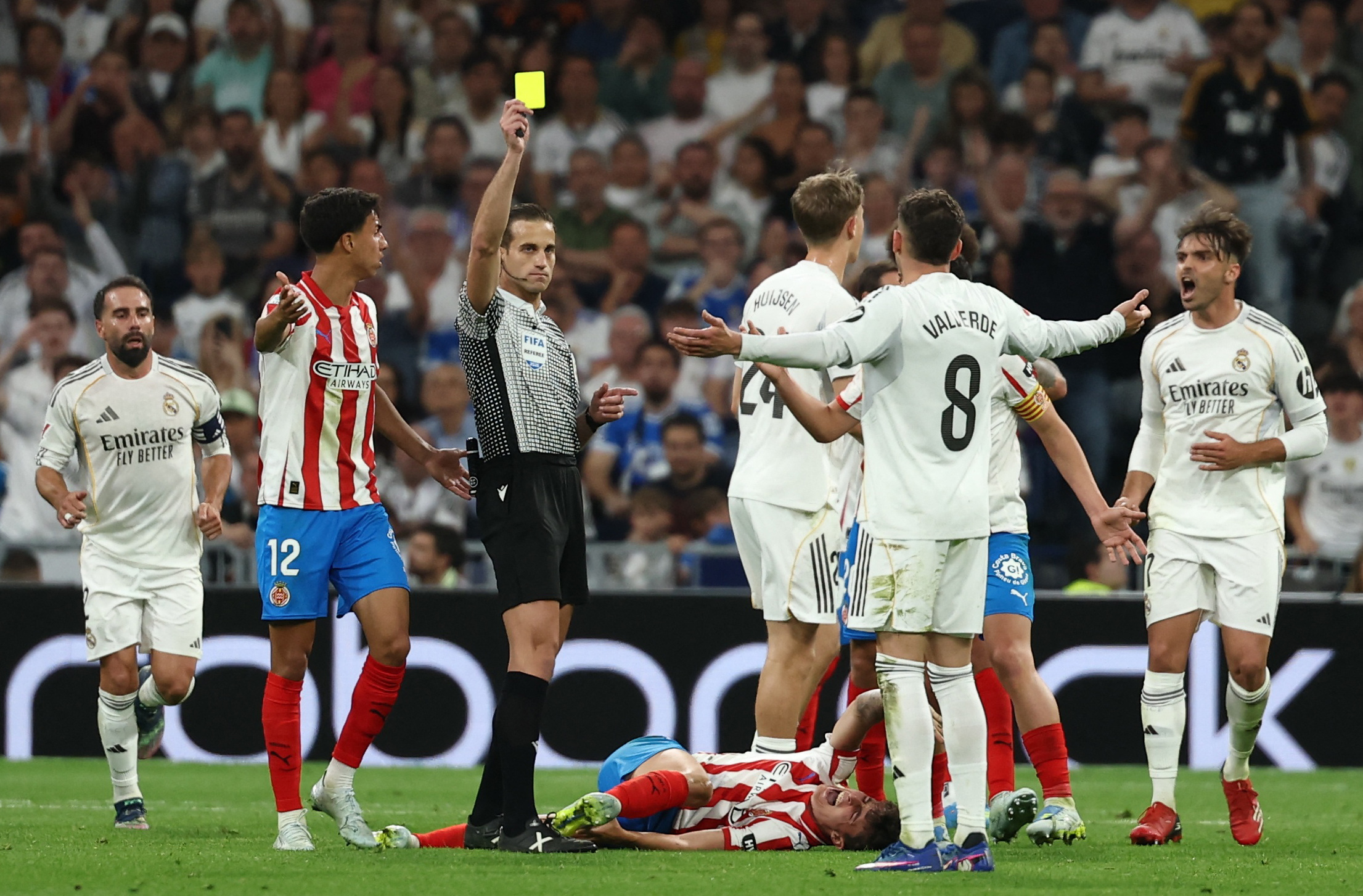 Soccer Football - LaLiga - Real Madrid v Girona - Santiago Bernabeu, Madrid, Spain - April 10, 2026 Real Madrid's Federico Valverde is shown a yellow card by referee Javier Alberola Rojas REUTERS/Gonzalo Fuentes
