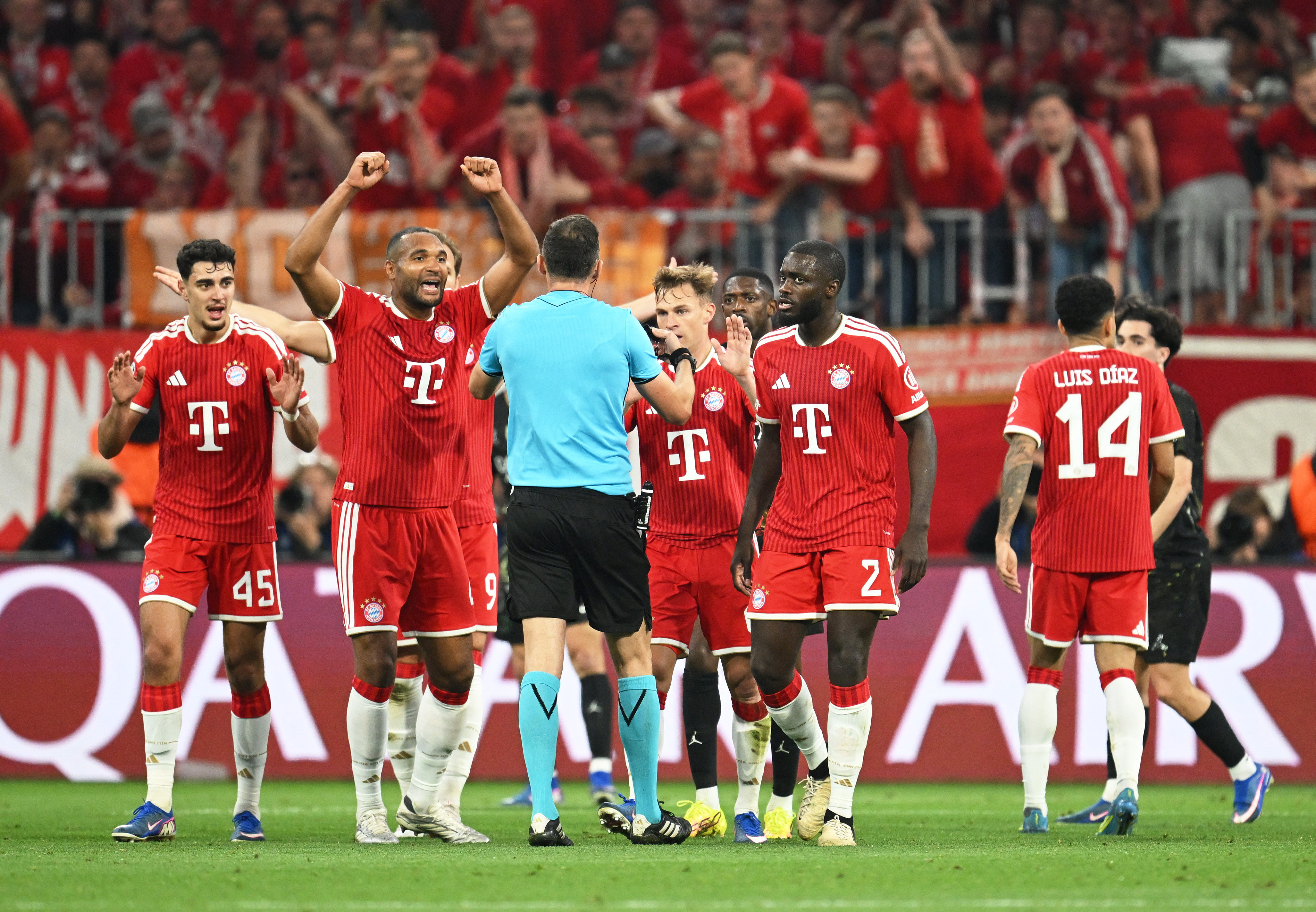 Soccer Football - UEFA Champions League - Semi Final - Second Leg - Bayern Munich v Paris St Germain - Allianz Arena, Munich, Germany - May 6, 2026 Bayern Munich's Jonathan Tah with teammates remonstrate with referee Joao Pinheiro REUTERS/Angelika Warmuth