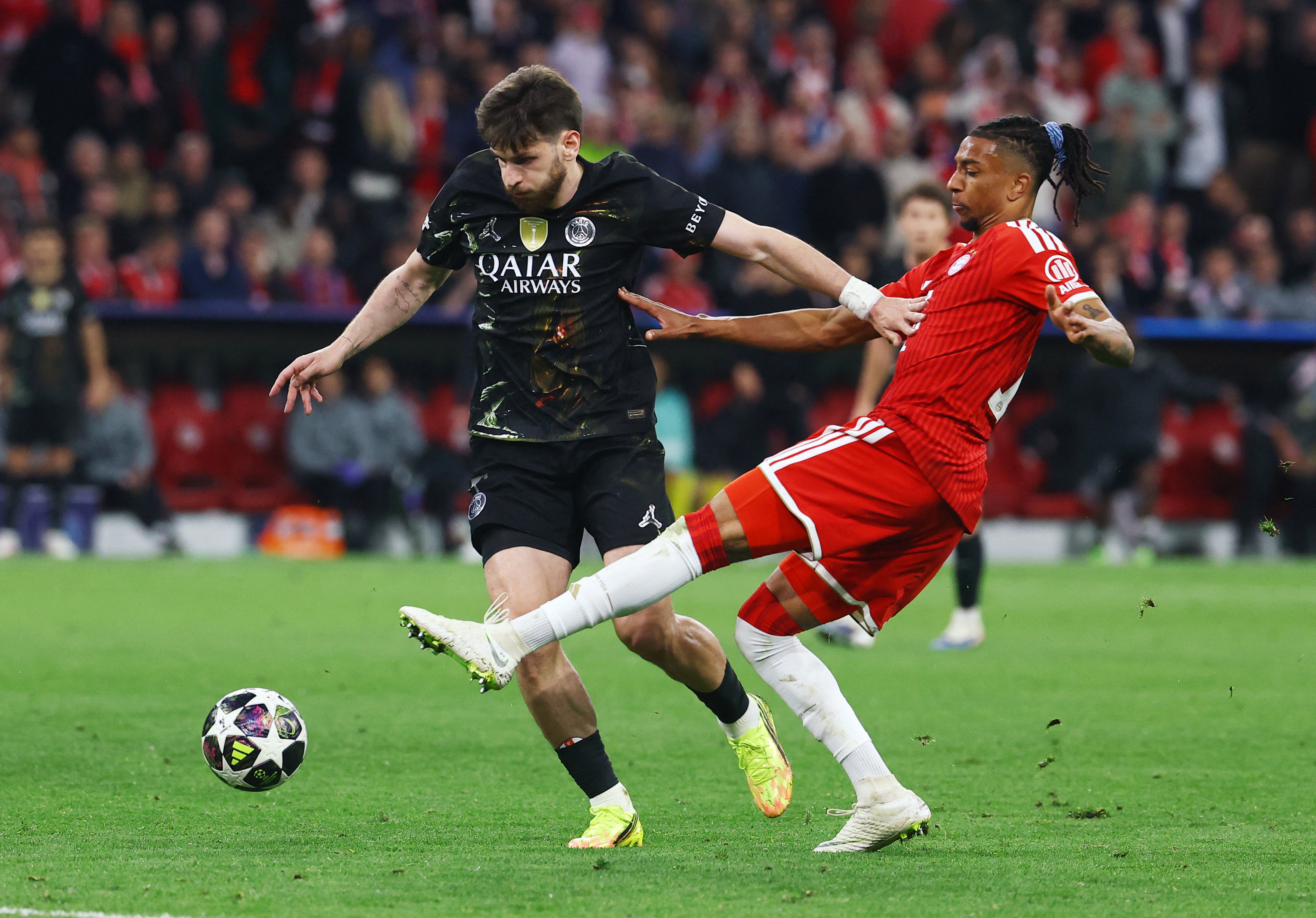 Soccer Football - UEFA Champions League - Semi Final - Second Leg - Bayern Munich v Paris St Germain - Allianz Arena, Munich, Germany - May 6, 2026 Paris St Germain's Khvicha Kvaratskhelia in action with Bayern Munich's Michael Olise REUTERS/Kai Pfaffenba