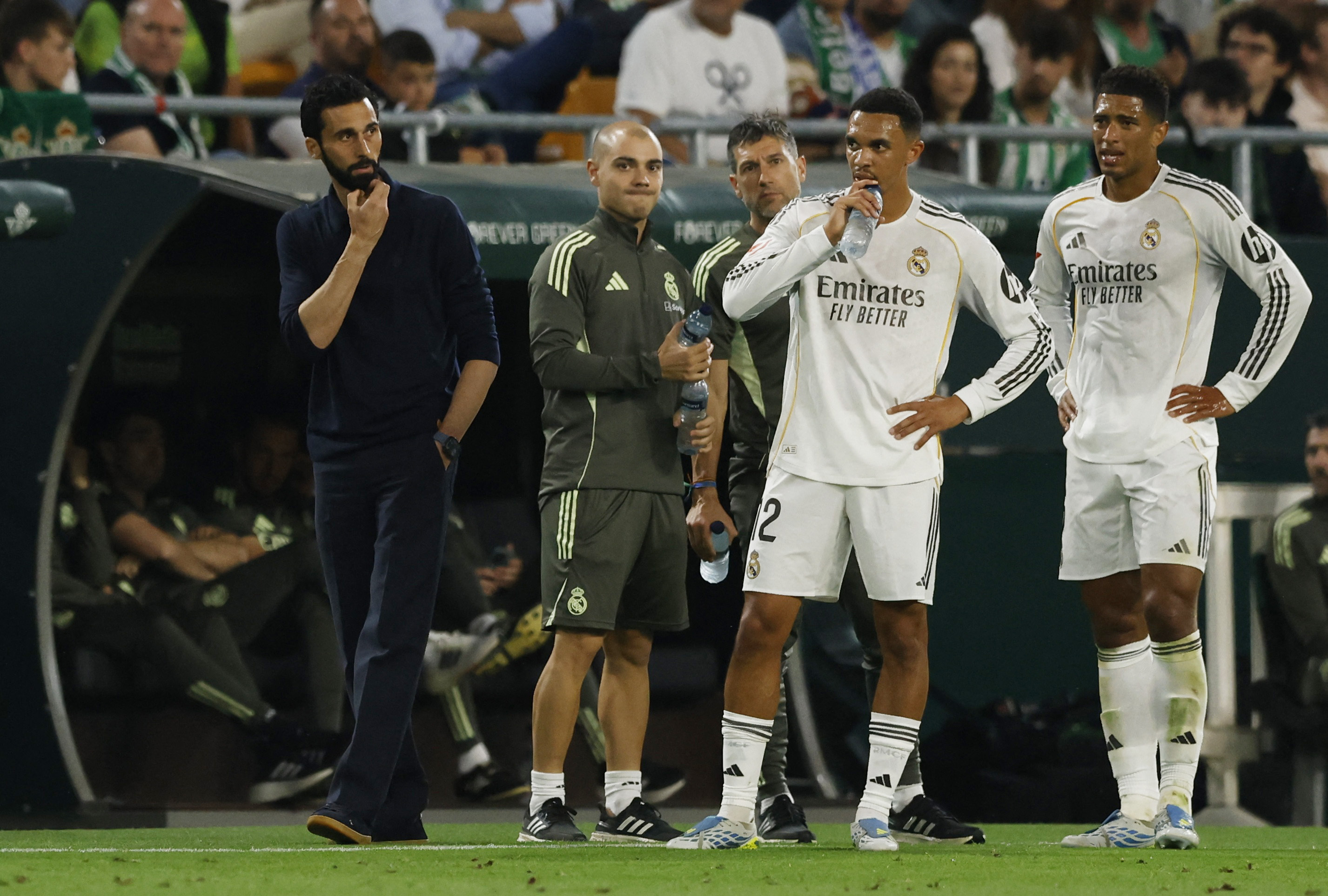 Soccer Football - LaLiga - Real Betis v Real Madrid - Estadio de La Cartuja, Seville, Spain - April 24, 2026 Real Madrid coach Alvaro Arbeloa, Trent Alexander-Arnold and Jude Bellingham during a break in play REUTERS/Marcelo Del Pozo