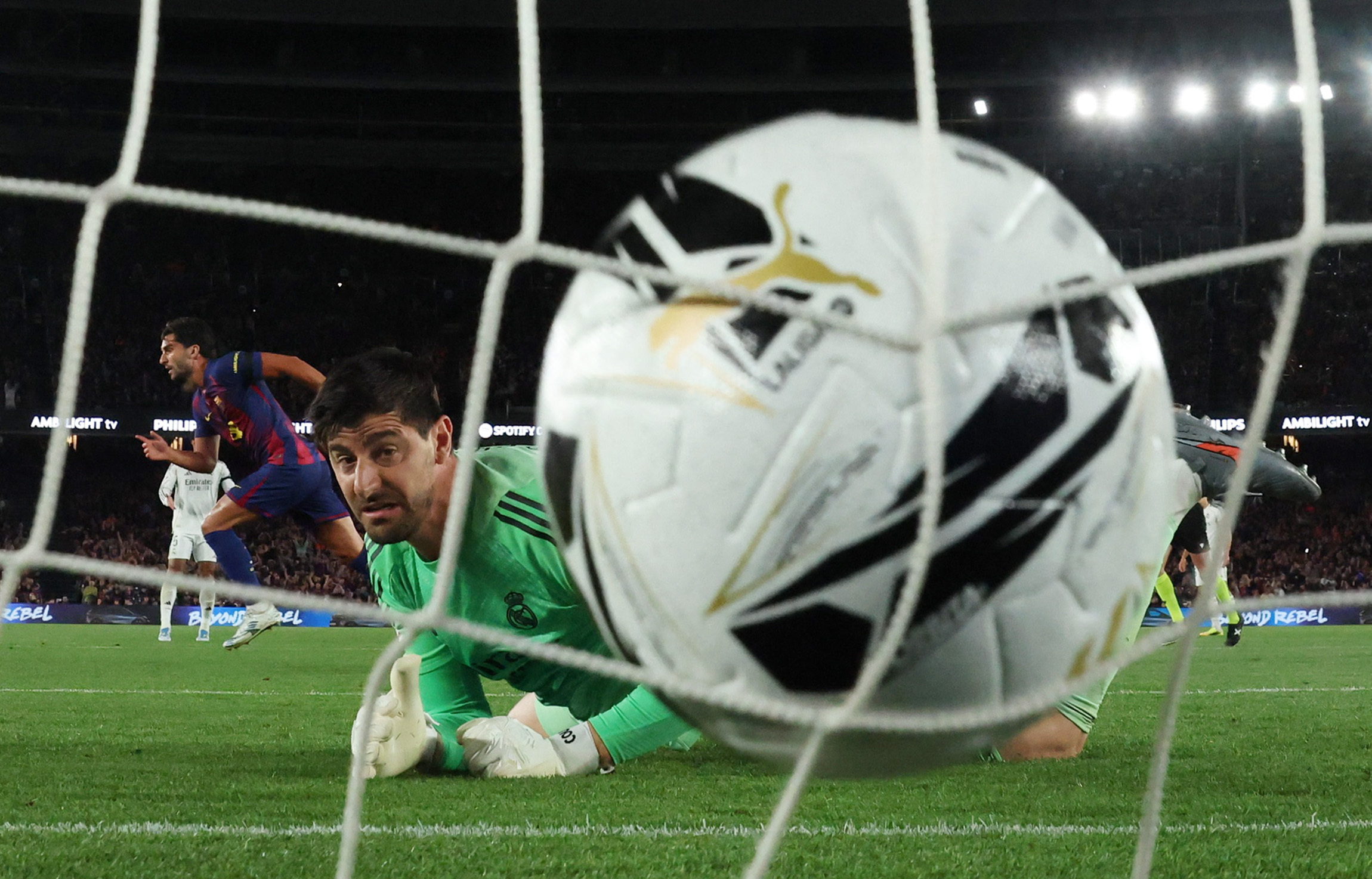 Soccer Football - LaLiga - FC Barcelona v Real Madrid - Spotify Camp Nou, Barcelona, Spain - May 10, 2026 FC Barcelona's Ferran Torres scores their second goal past Real Madrid's Thibaut Courtois REUTERS/Albert Gea