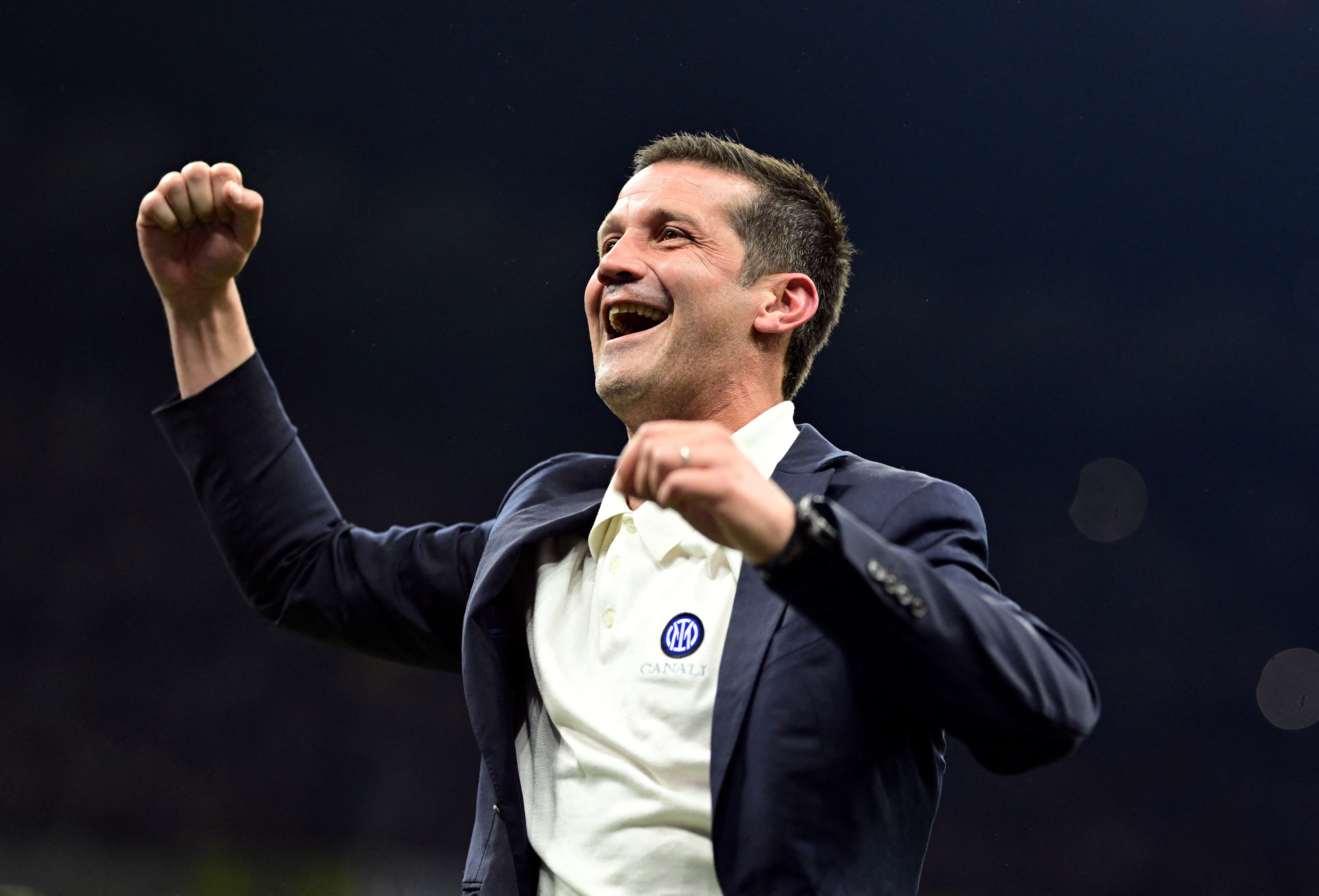 Soccer Football - Serie A - Inter Milan v Parma - San Siro, Milan, Italy - May 3, 2026 Inter Milan coach Cristian Chivu celebrates after winning Serie A REUTERS/Daniele Mascolo