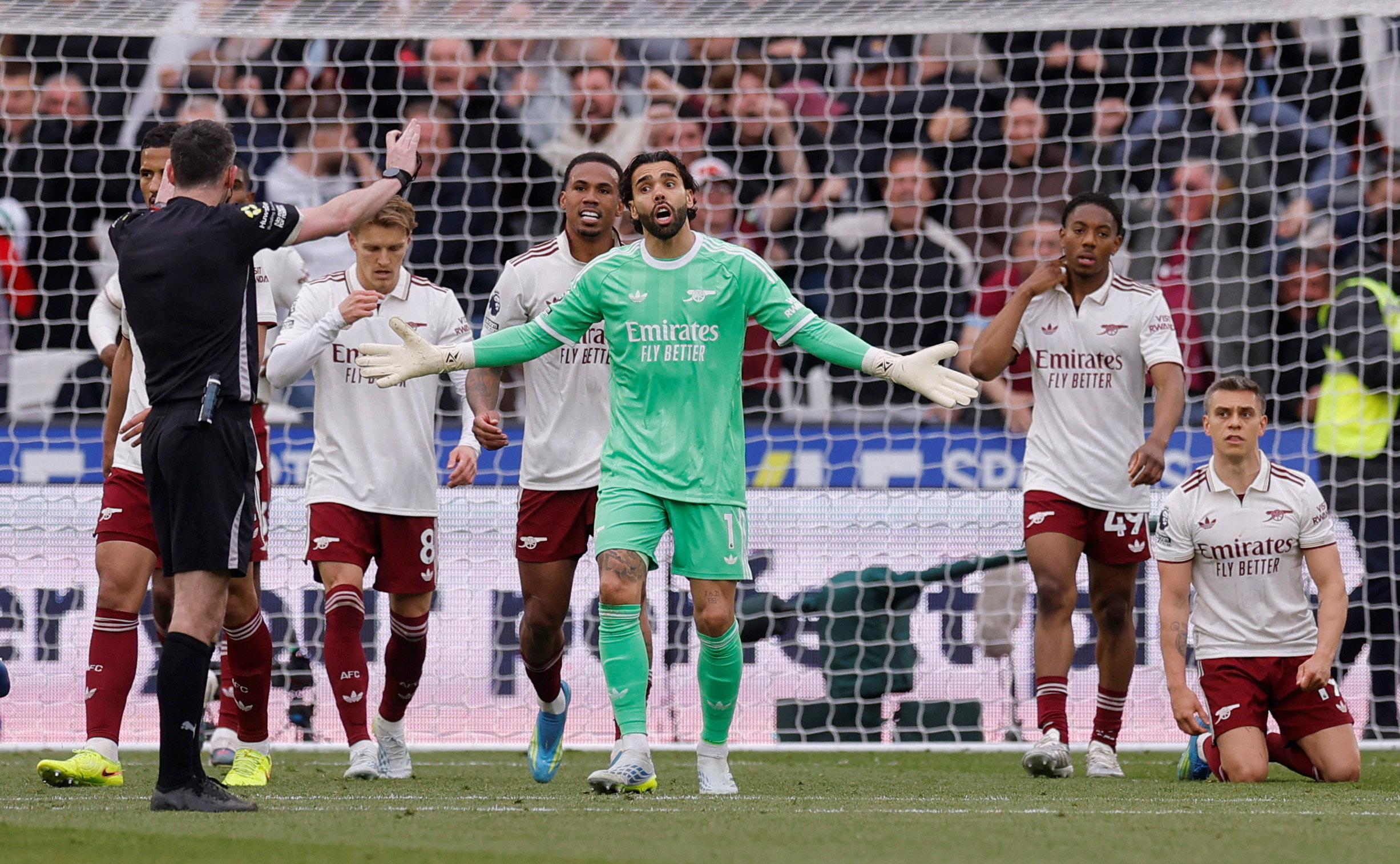 Soccer Football - Premier League - West Ham United v Arsenal - London Stadium, London, Britain - May 10, 2026 Arsenal's David Raya remonstrates with referee Chris Kavanagh after West Ham United's Callum Wilson scores their first goal Action Images via Reu