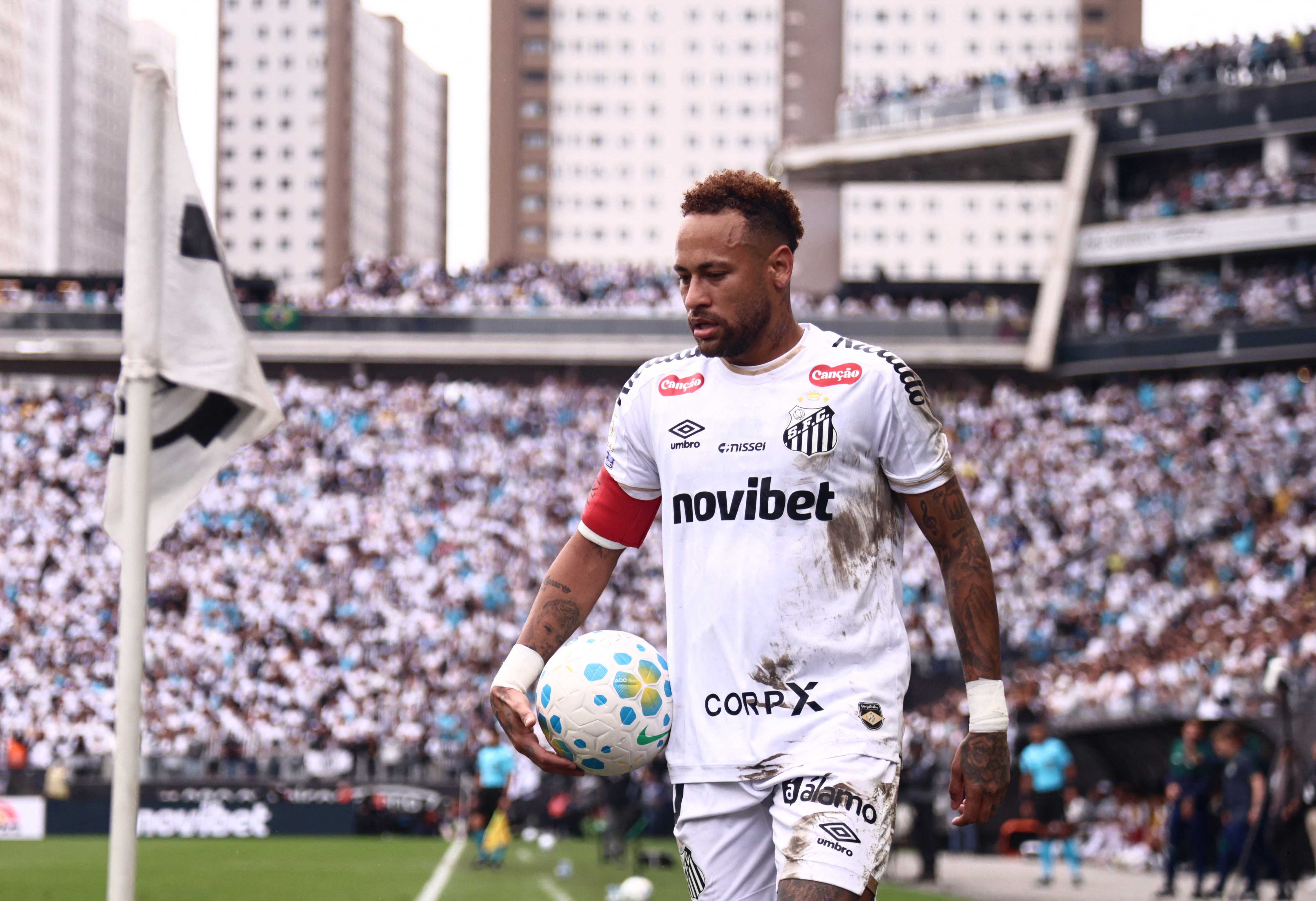 Soccer Football - Brasileiro Championship - Santos v Coritiba - Neo Quimica Arena, Sao Paulo, Brazil - May 17, 2026 Santos' Neymar before he takes a corner kick REUTERS/Jean Carniel
