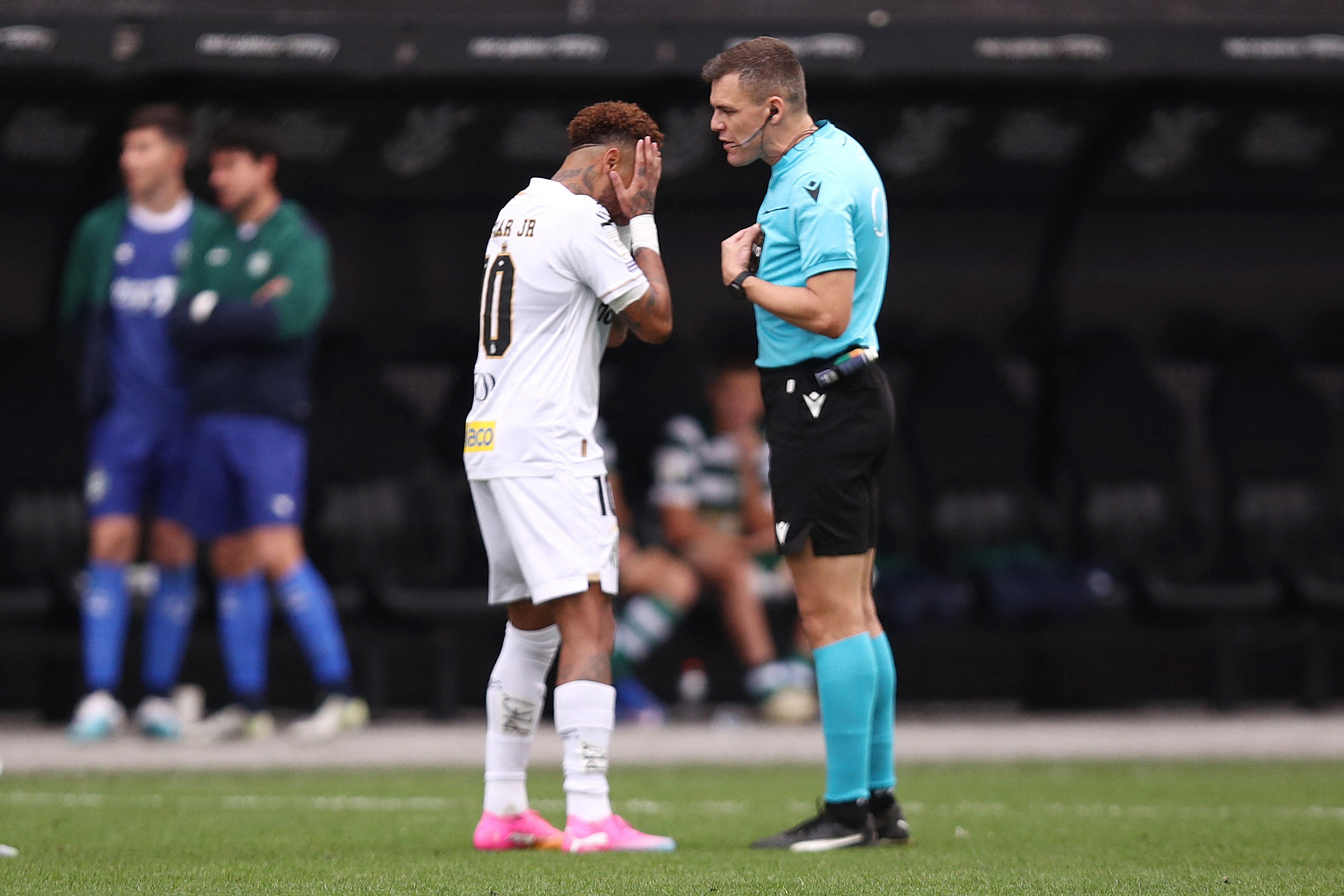 Soccer Football - Brasileiro Championship - Santos v Coritiba - Neo Quimica Arena, Sao Paulo, Brazil - May 17, 2026 Santos' Neymar remonstrates with referee Paulo Zanovelli REUTERS/Jean Carniel